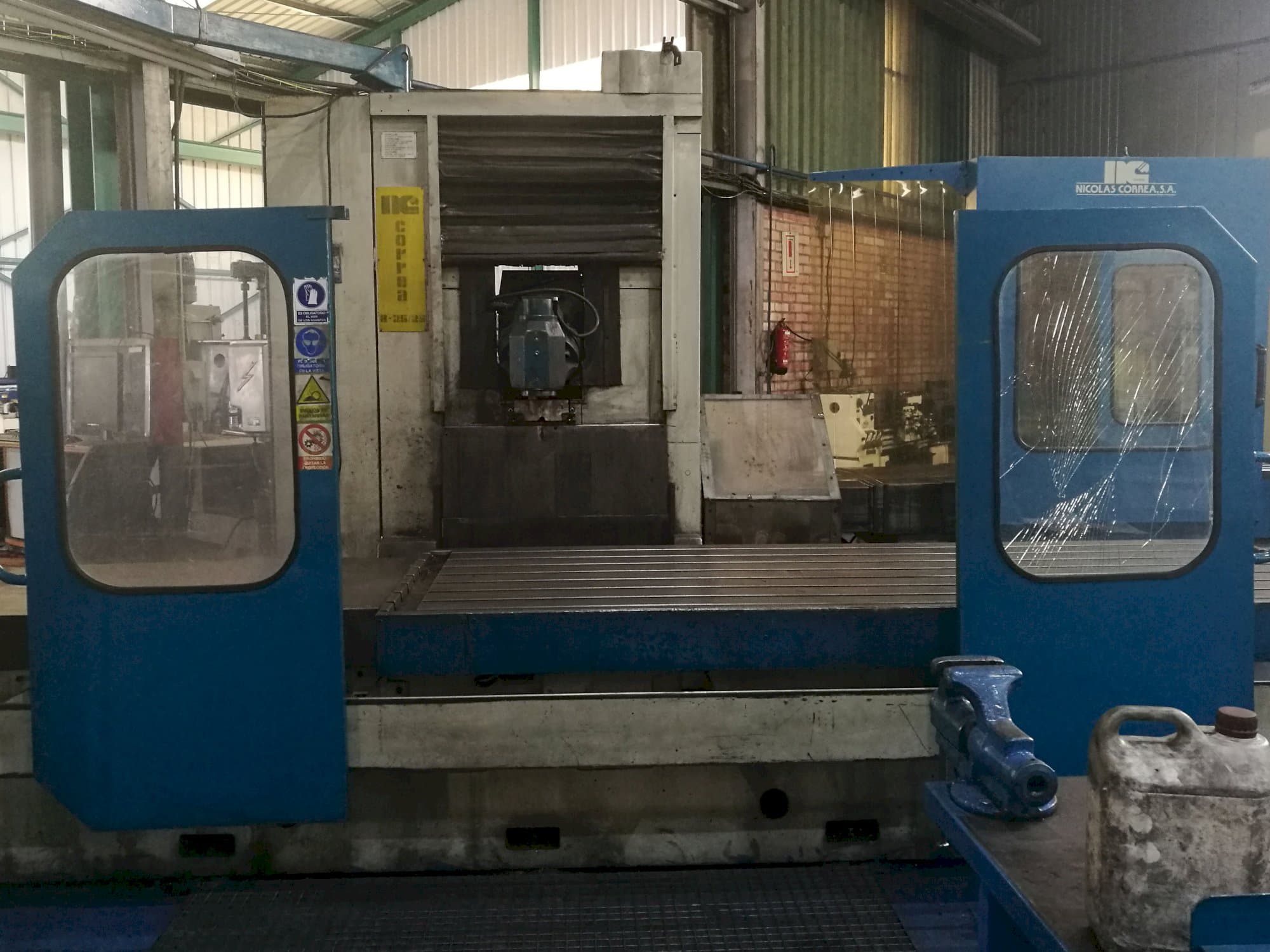 Vooraanzicht  van Correa A25-25 machine