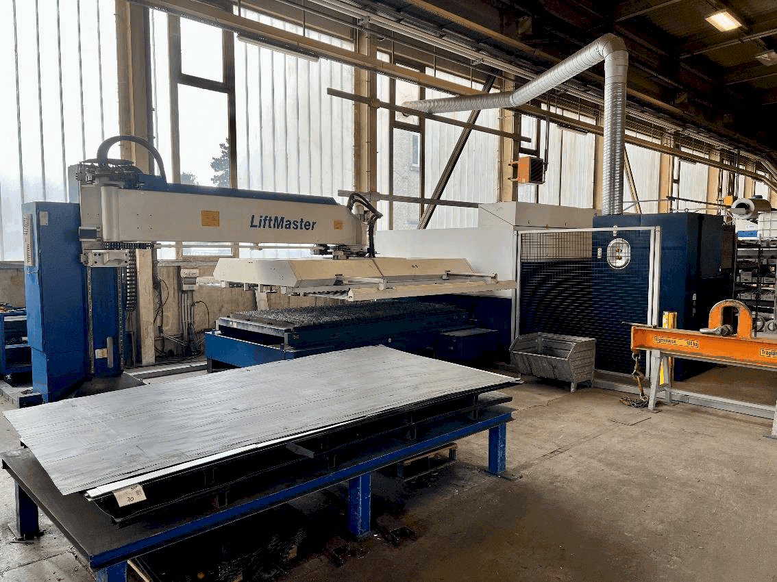 Vooraanzicht  van TRUMPF TruLaser 3030 Fiber  machine