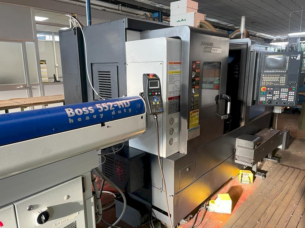 Vooraanzicht  van Doosan LYNX 220LSY  machine