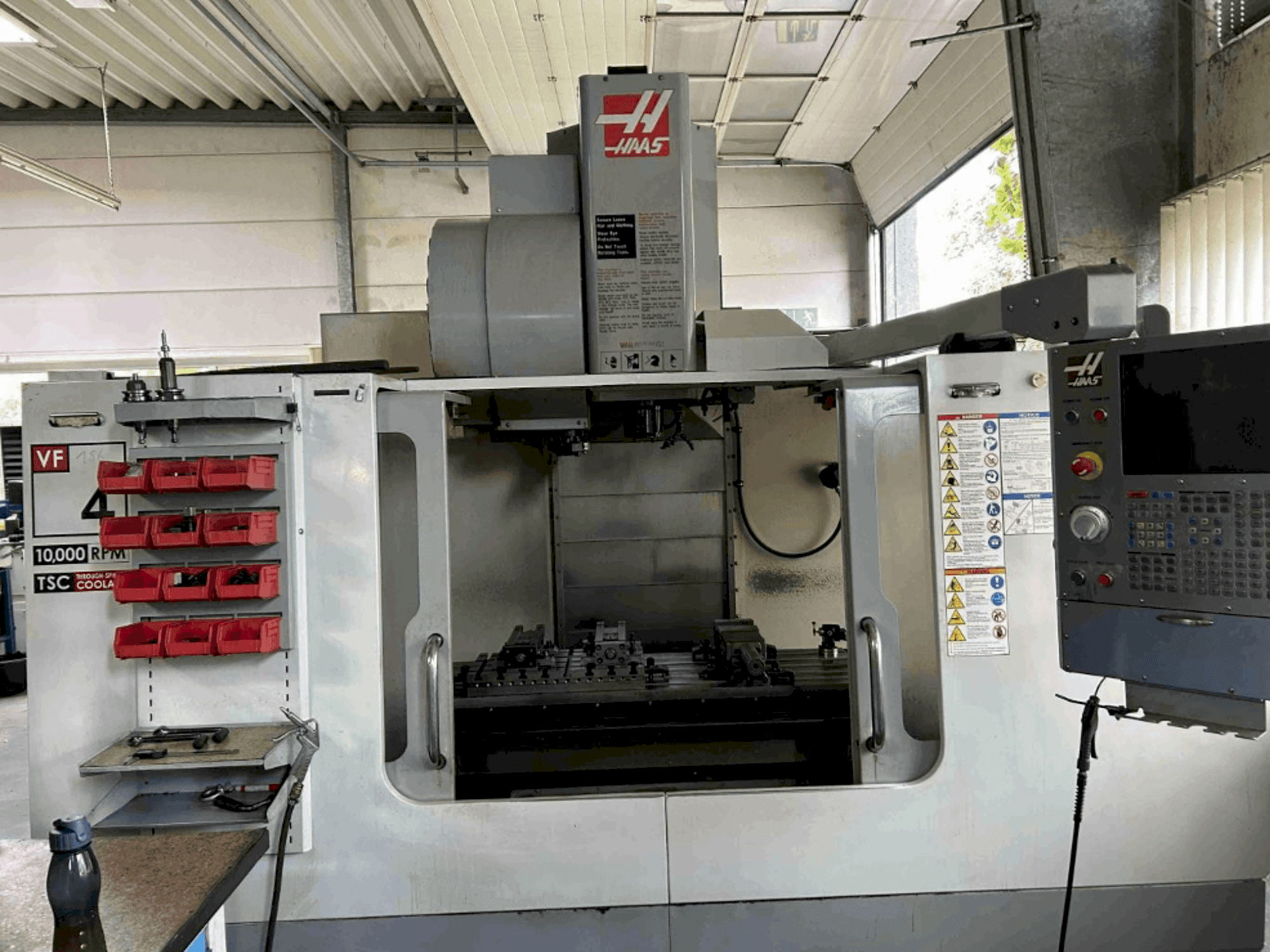 Vooraanzicht  van HAAS VF4 BHE  machine