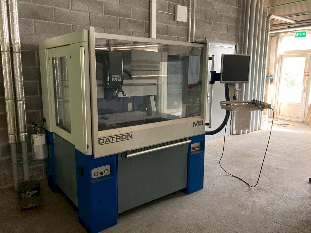 Vooraanzicht  van Datron M8A  machine