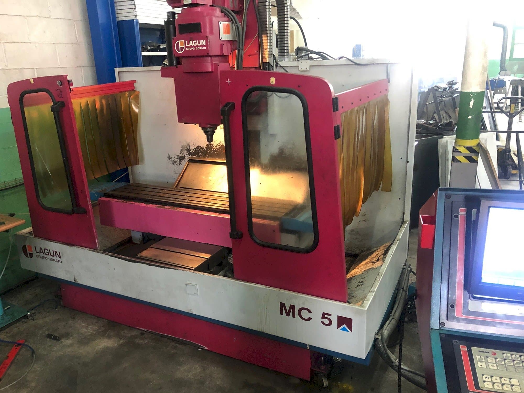 Vooraanzicht  van LAGUN MC 5  machine