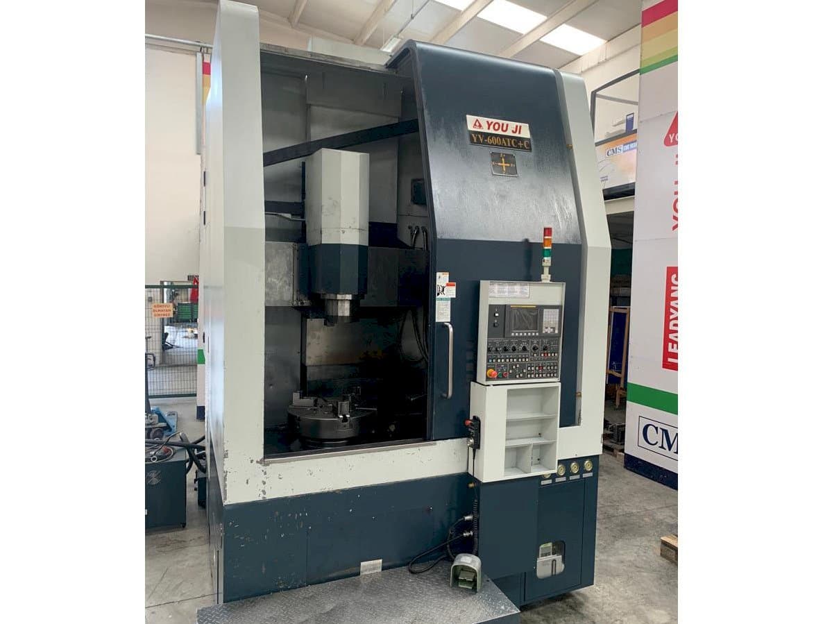 Vooraanzicht  van YOU JI Yv 600ATC+C  machine