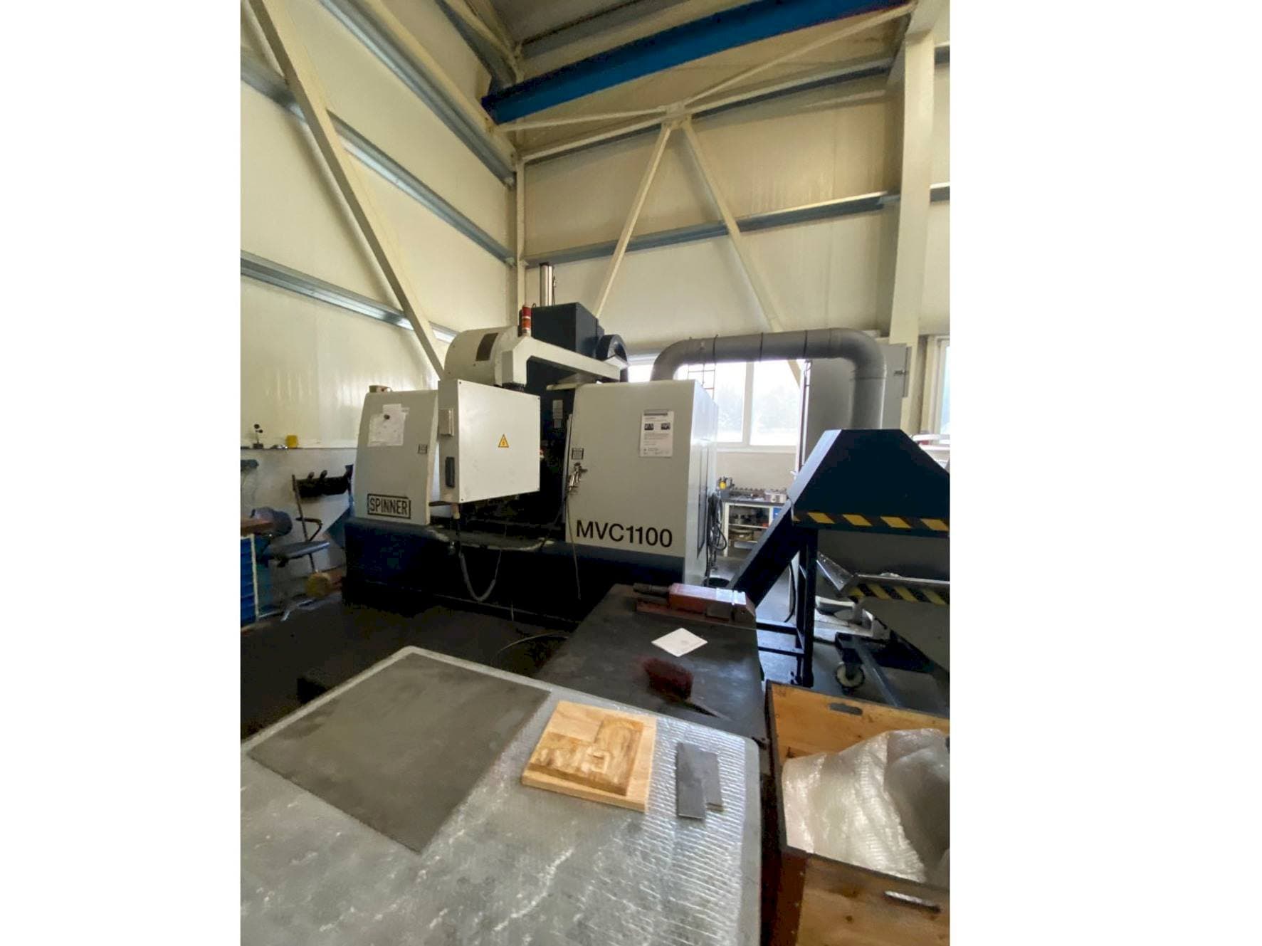 Vooraanzicht  van SPINNER MVC 1100 B  machine