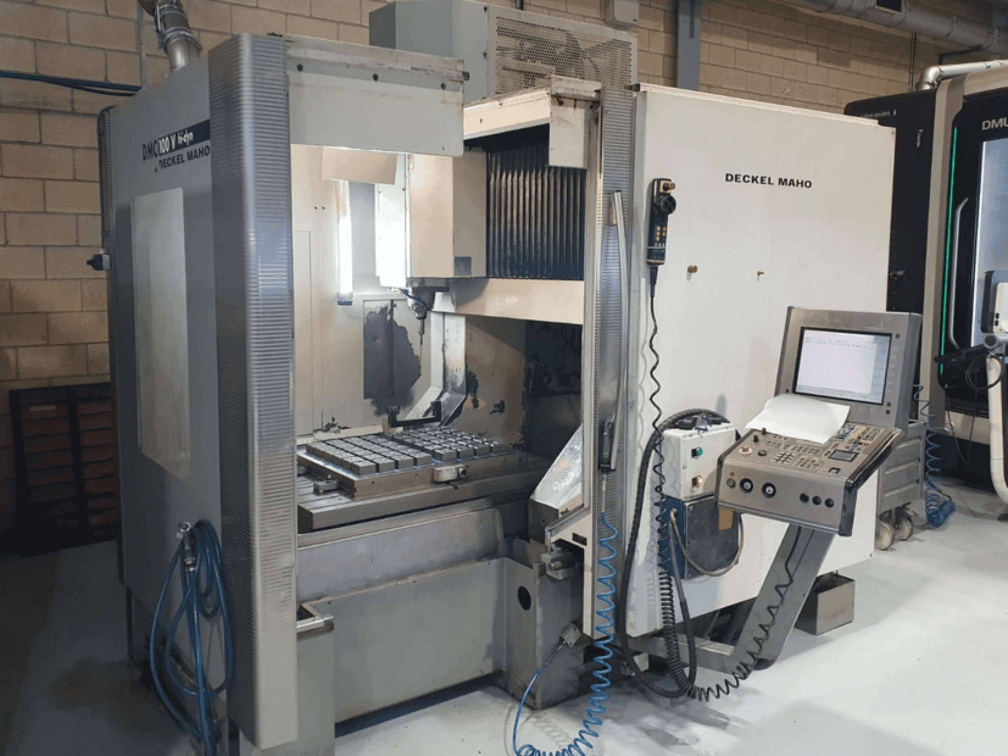 Vooraanzicht  van DECKEL MAHO DMC 100V hi-dyn  machine