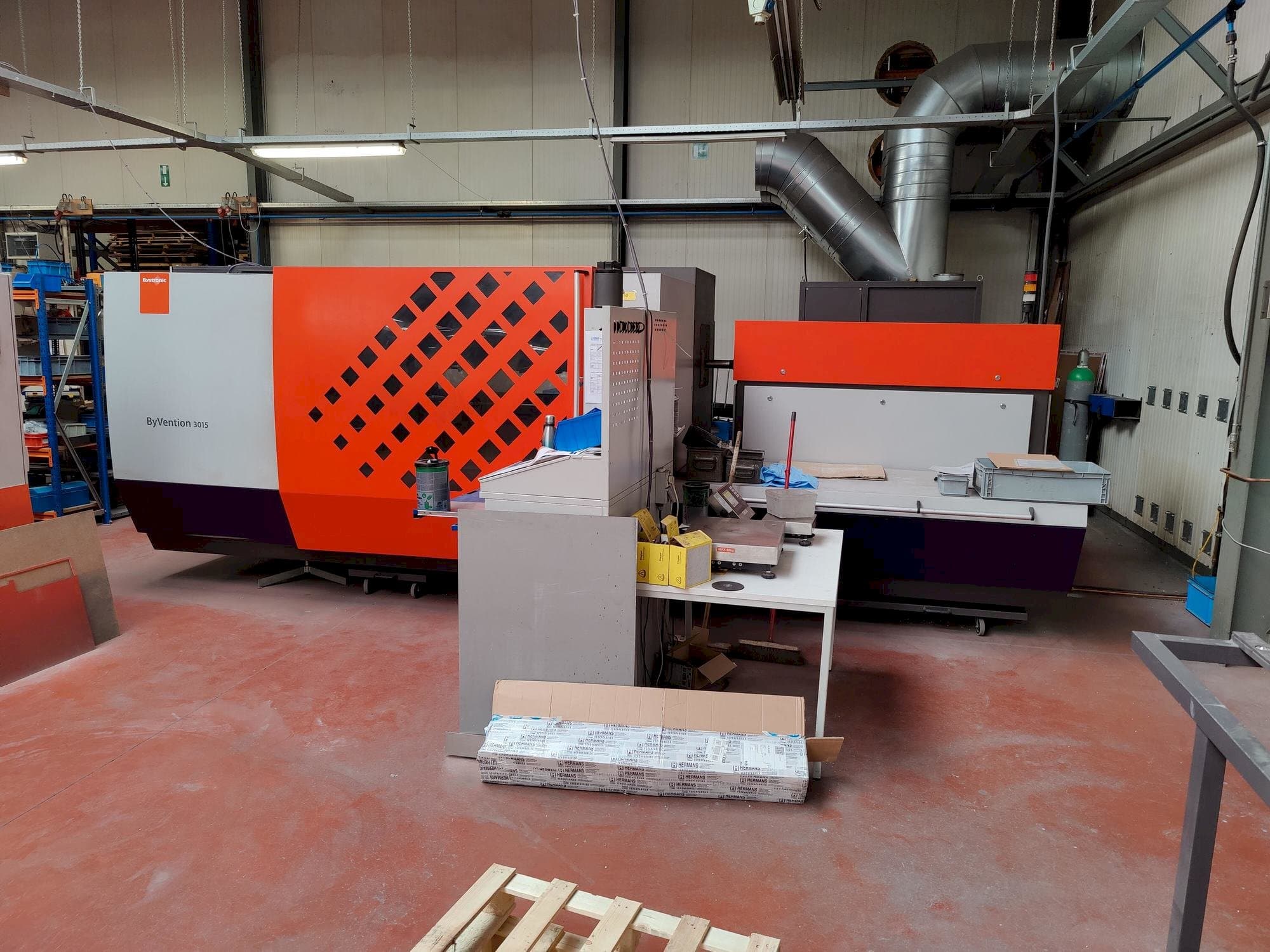 Vooraanzicht  van Bystronic ByVention 3015  machine