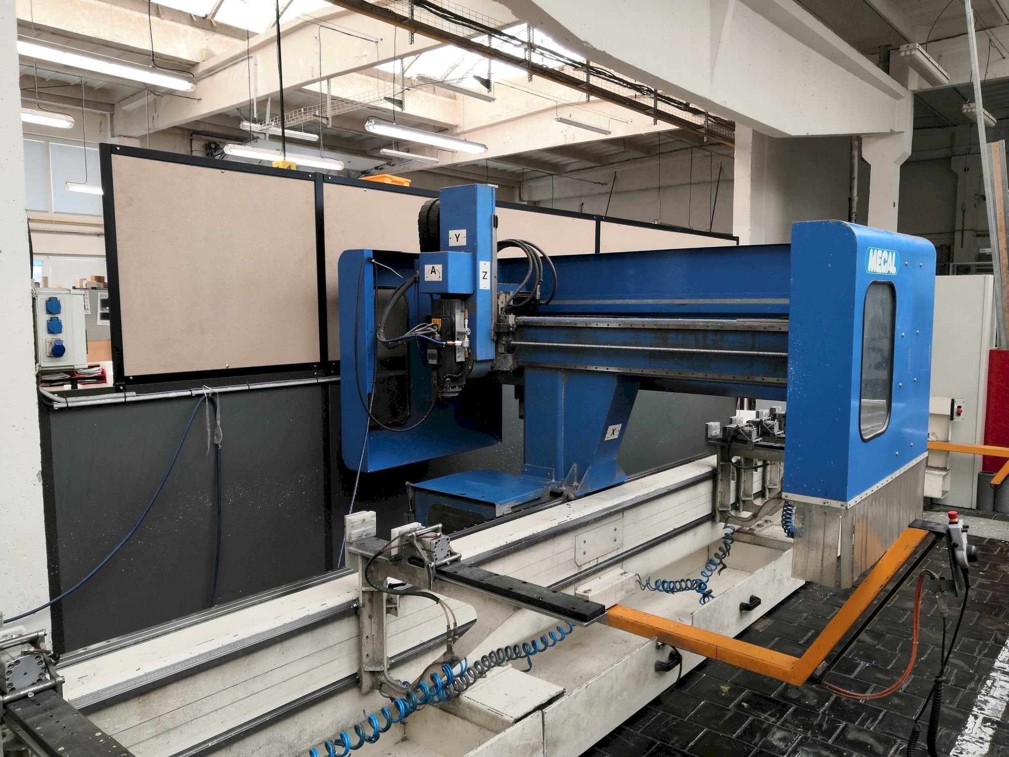 Vooraanzicht  van MECAL MC 304 Pioneer 3  machine