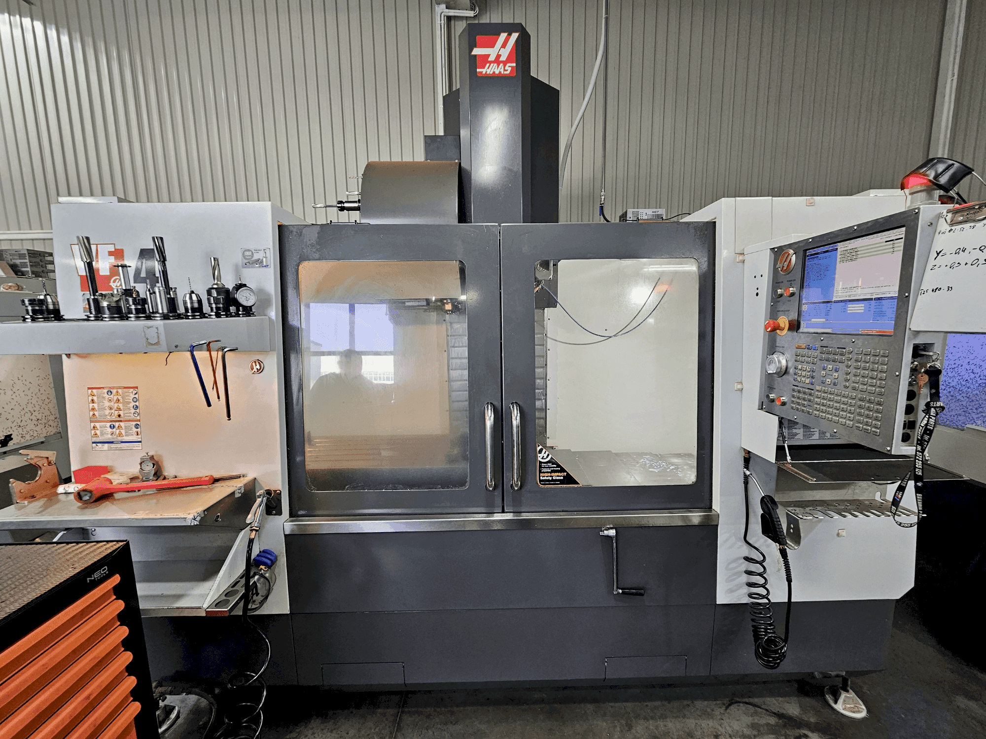 Vooraanzicht van HAAS VF-4 machine