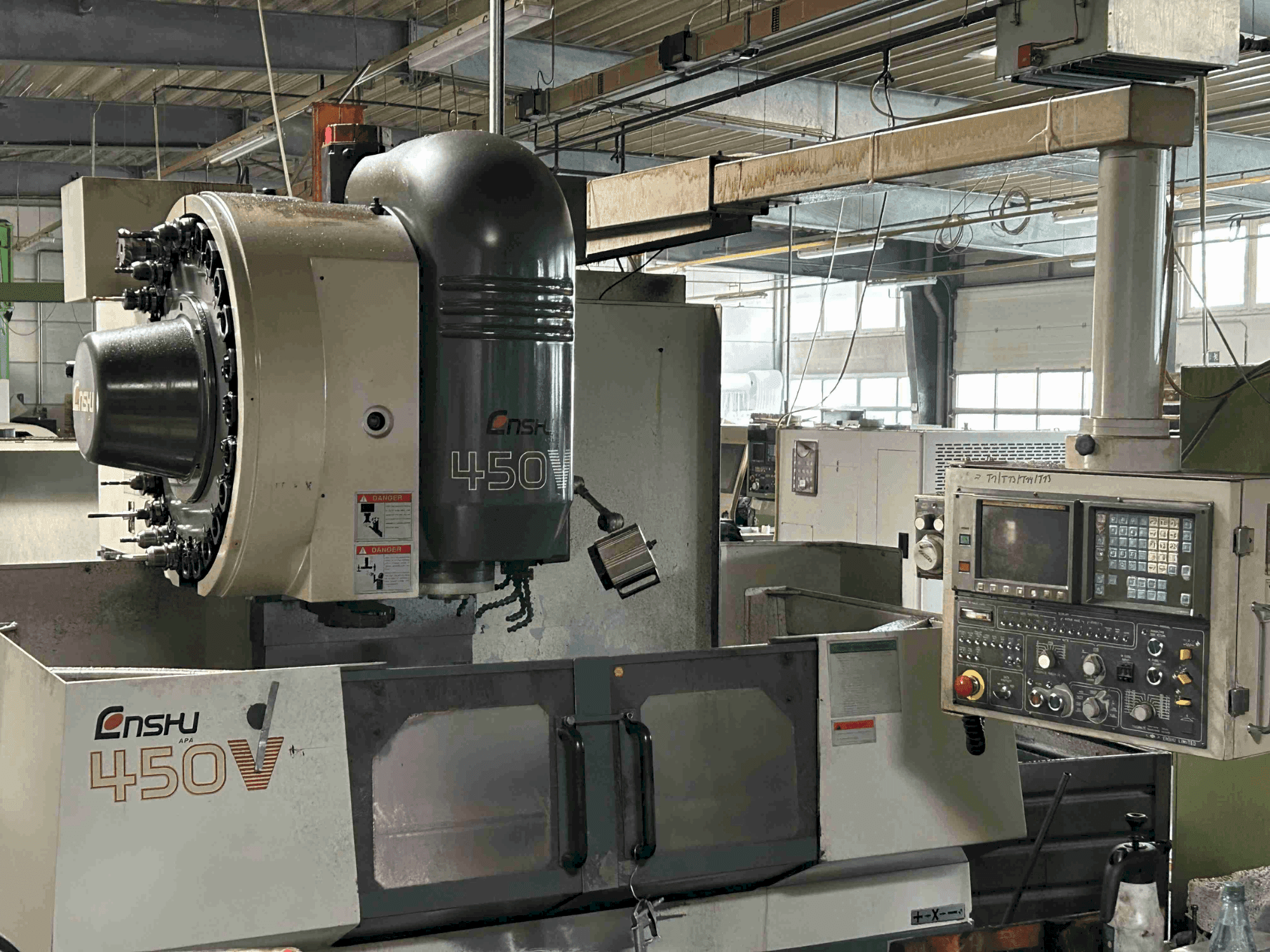 Vooraanzicht  van Enshu 450 V  machine