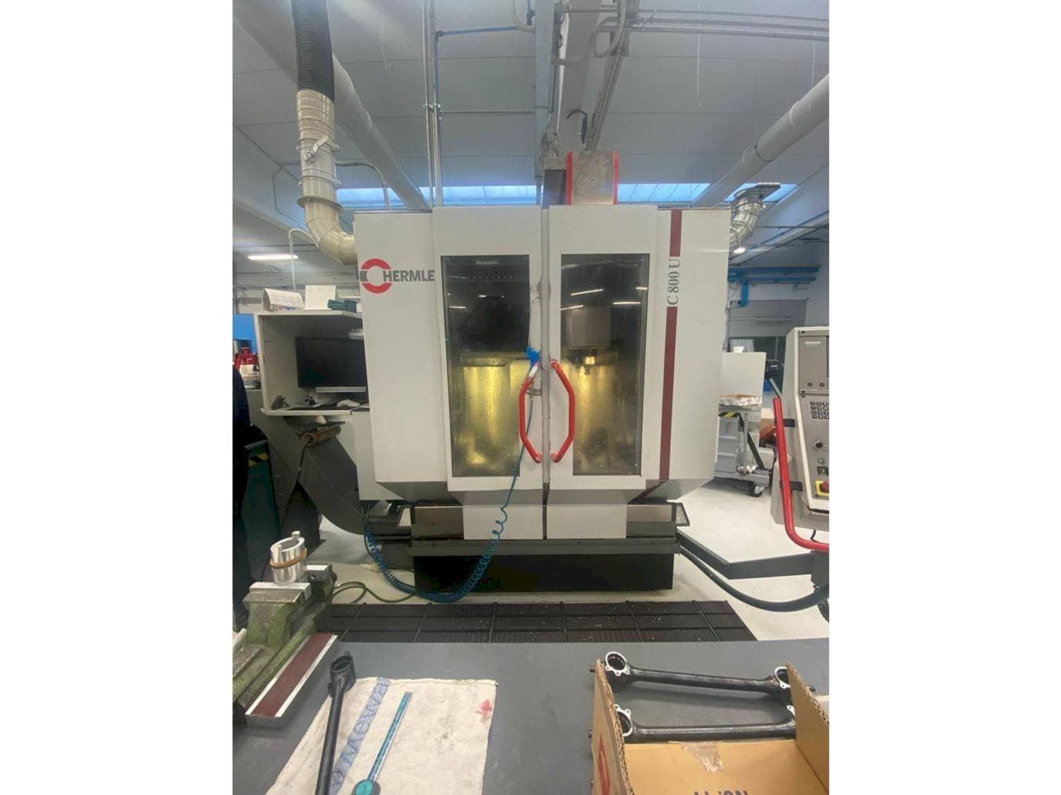 Vooraanzicht  van HERMLE C800U  machine