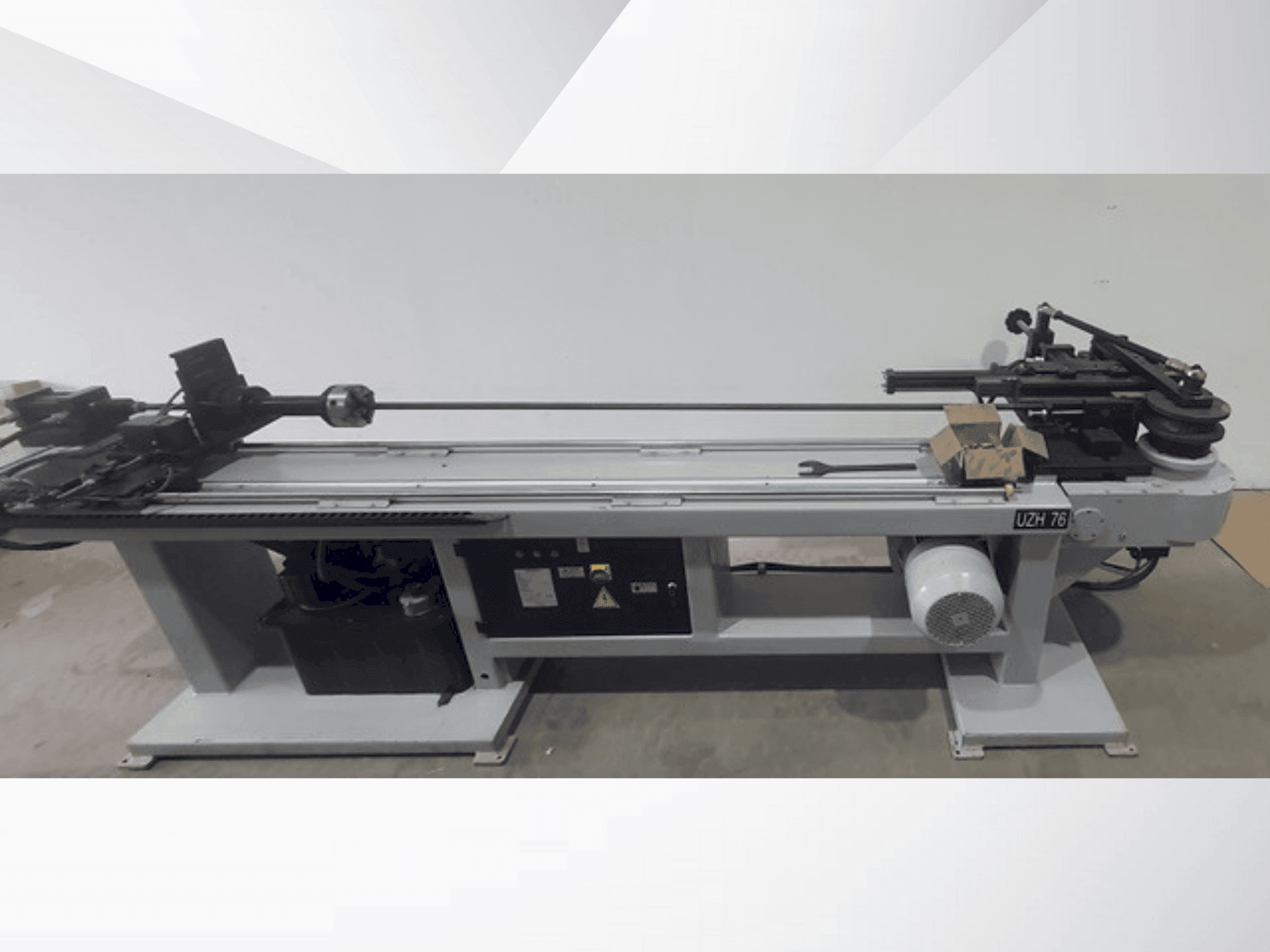 Vooraanzicht  van UZMA MAKINA UZH76  machine