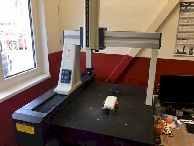 Vooraanzicht  van Mitutoyo Crysta-Plus M 574  machine