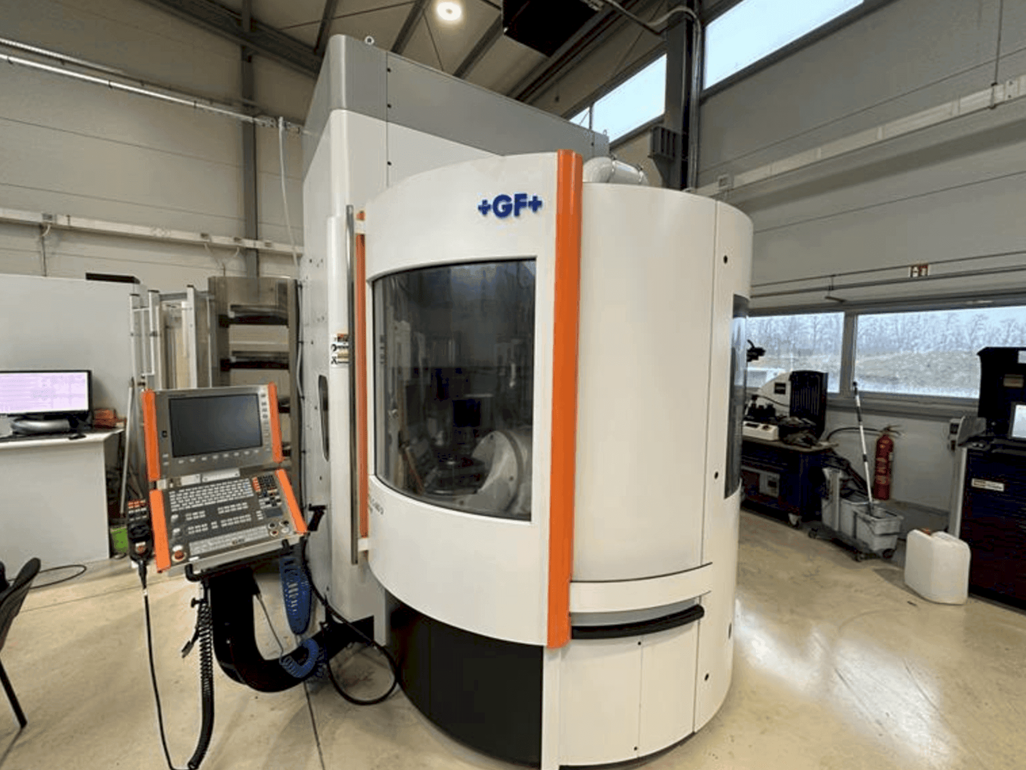 Vooraanzicht  van MIKRON Mill S 600 U  machine