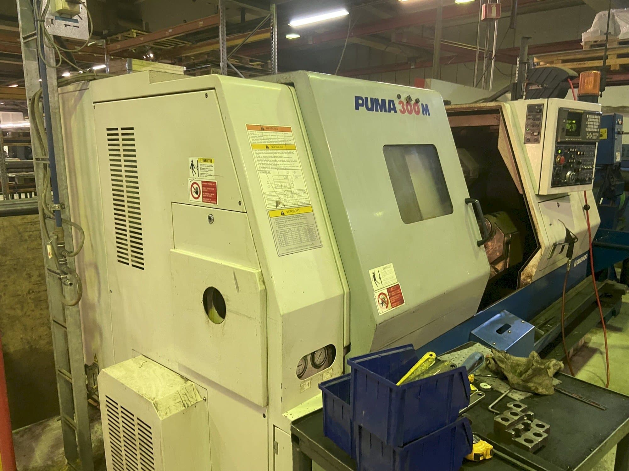 Vooraanzicht van DAEWOO Puma 300 M machine