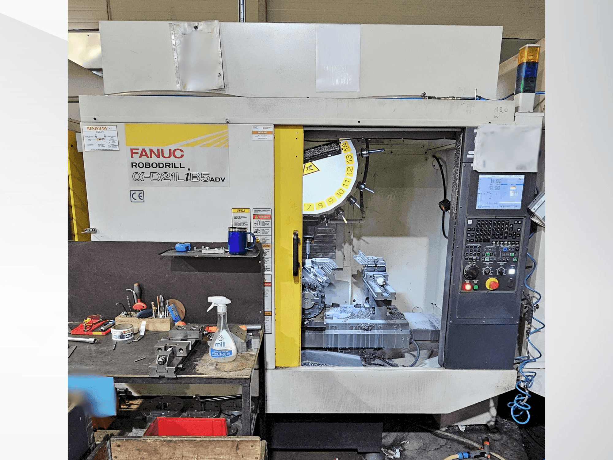 Vooraanzicht  van FANUC Robodrill α-D21LiB5ADV  machine