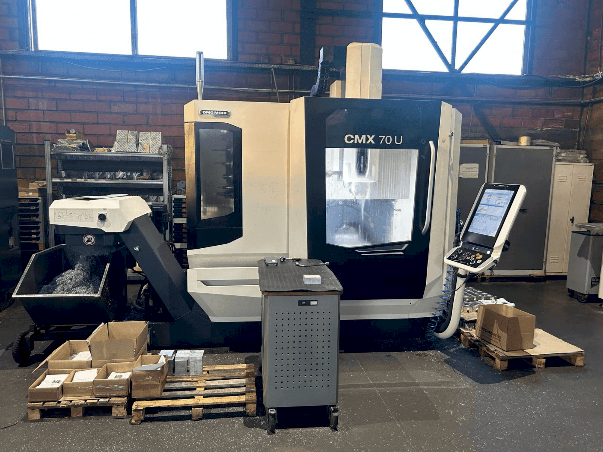 Vooraanzicht  van DMG MORI CMX 70U (2022)  machine