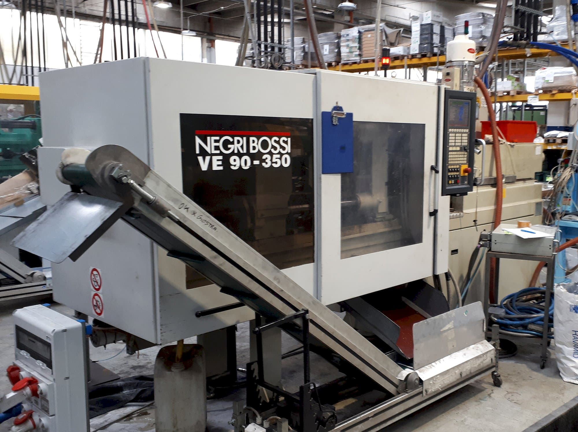 Links zicht  van Negri Bossi VE 90-350 machine
