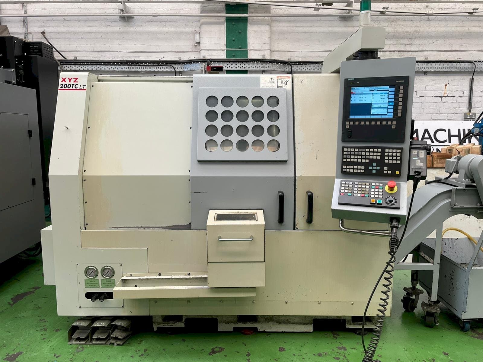 Vooraanzicht van XYZ 200TC LT machine