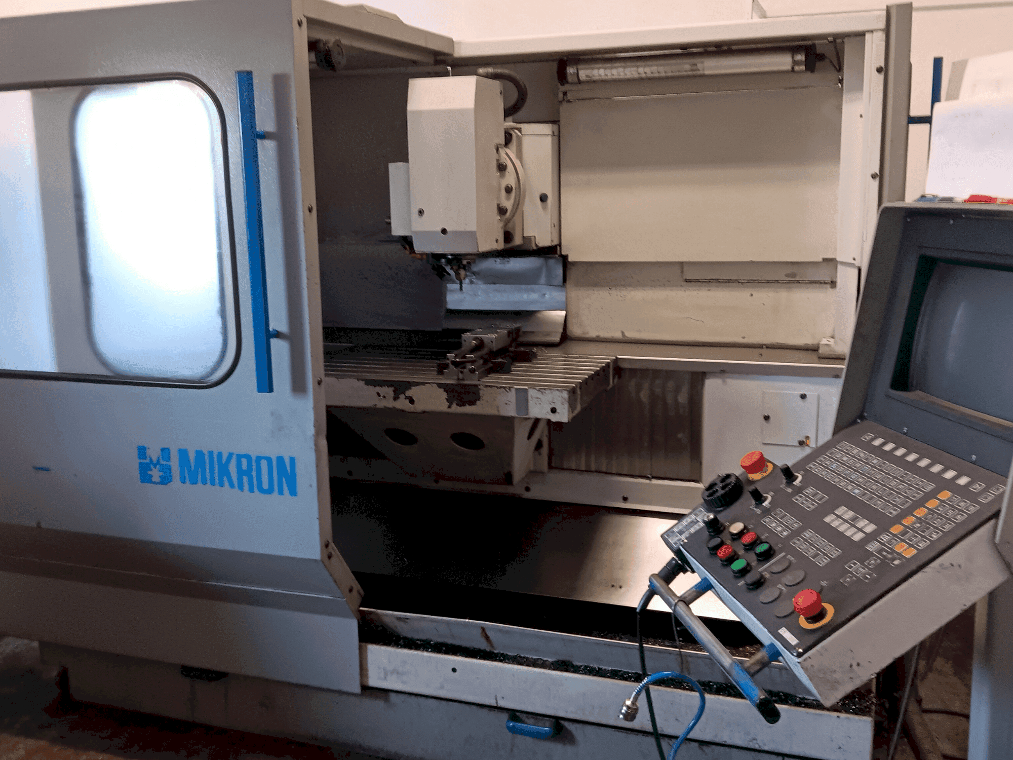 Vooraanzicht  van MIKRON UM 600  machine