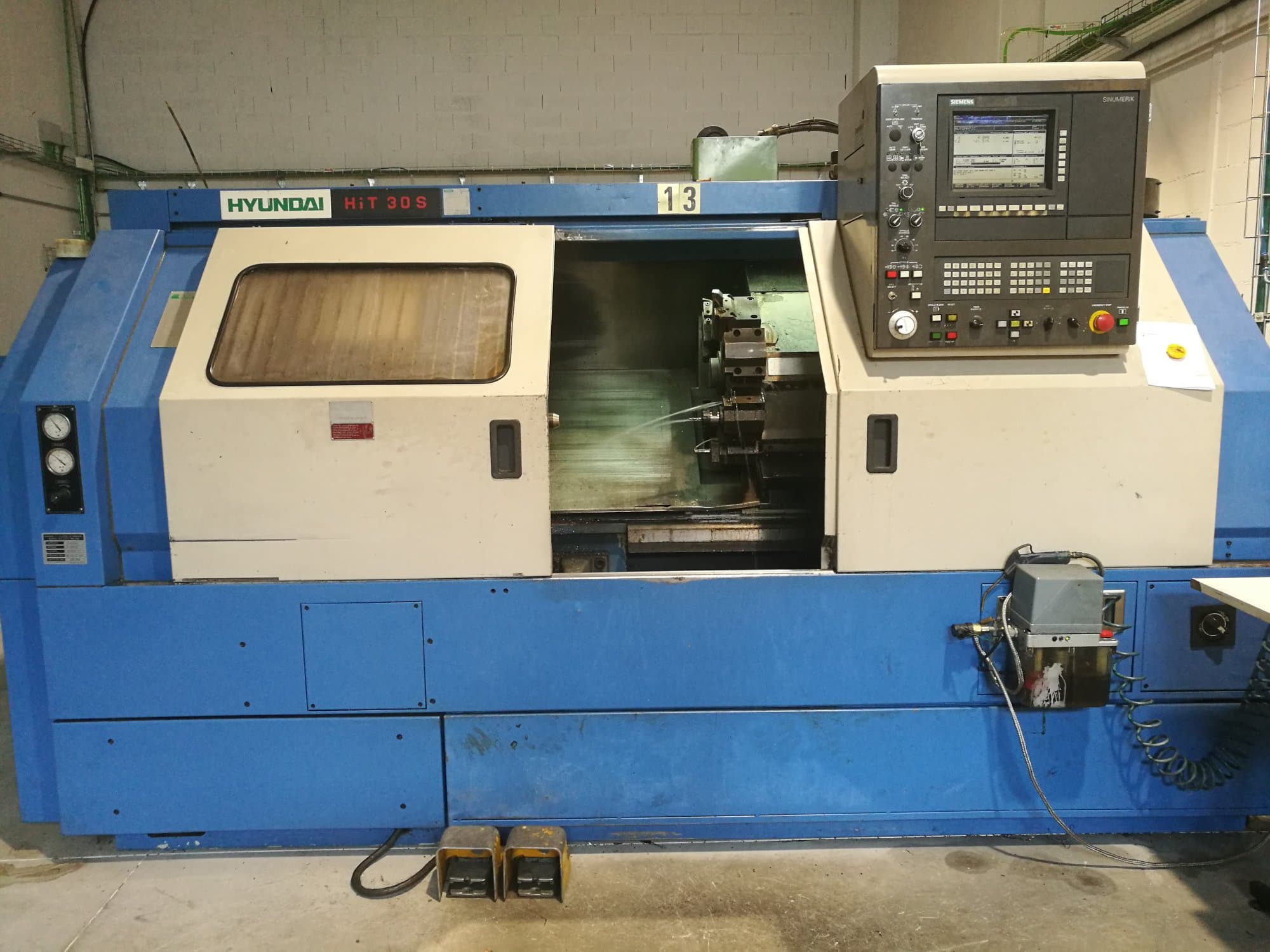 Vooraanzicht  van Hyundai Kia HiT-30S machine