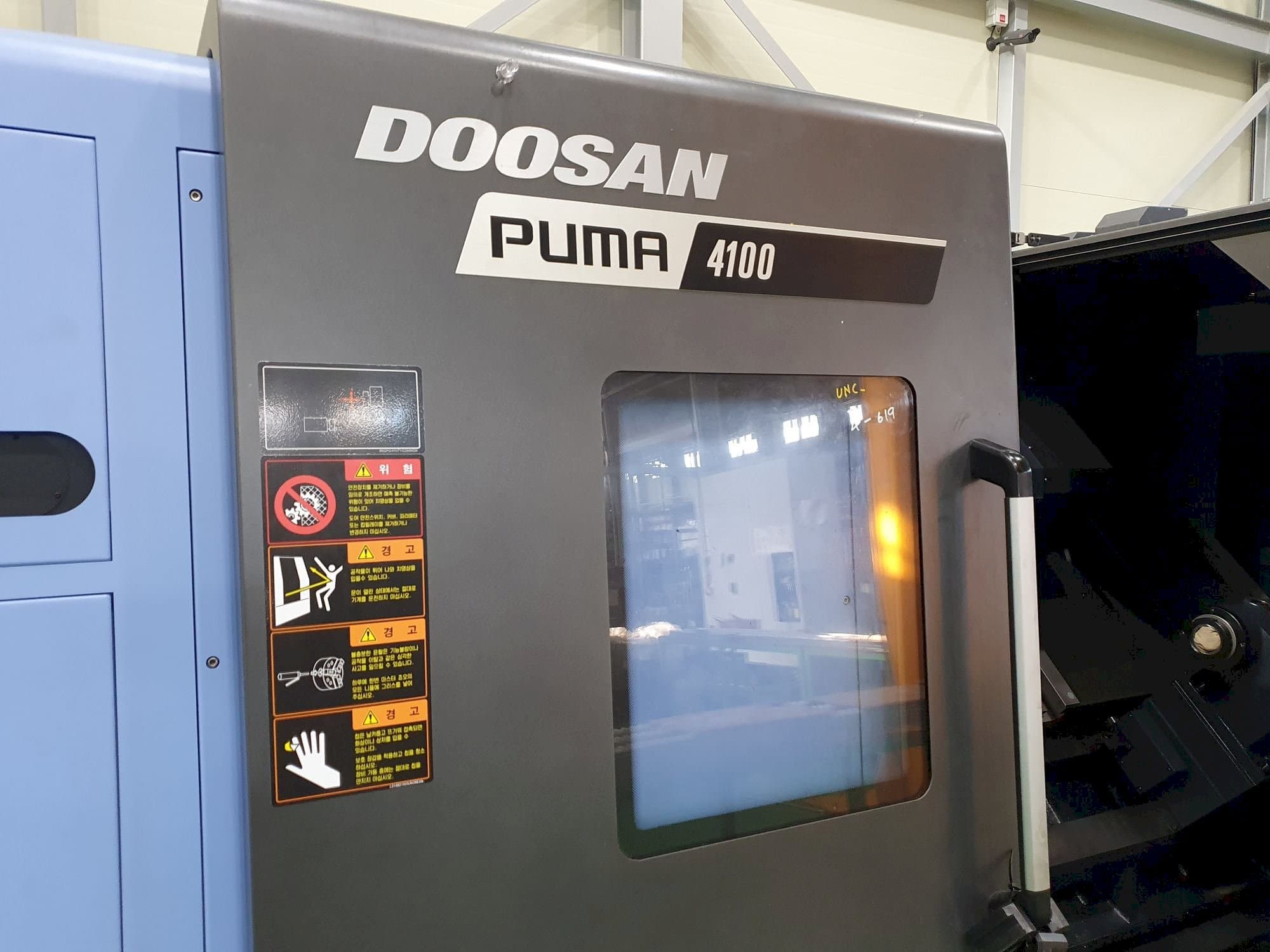 Vooraanzicht  van Doosan PUMA 4100B  machine