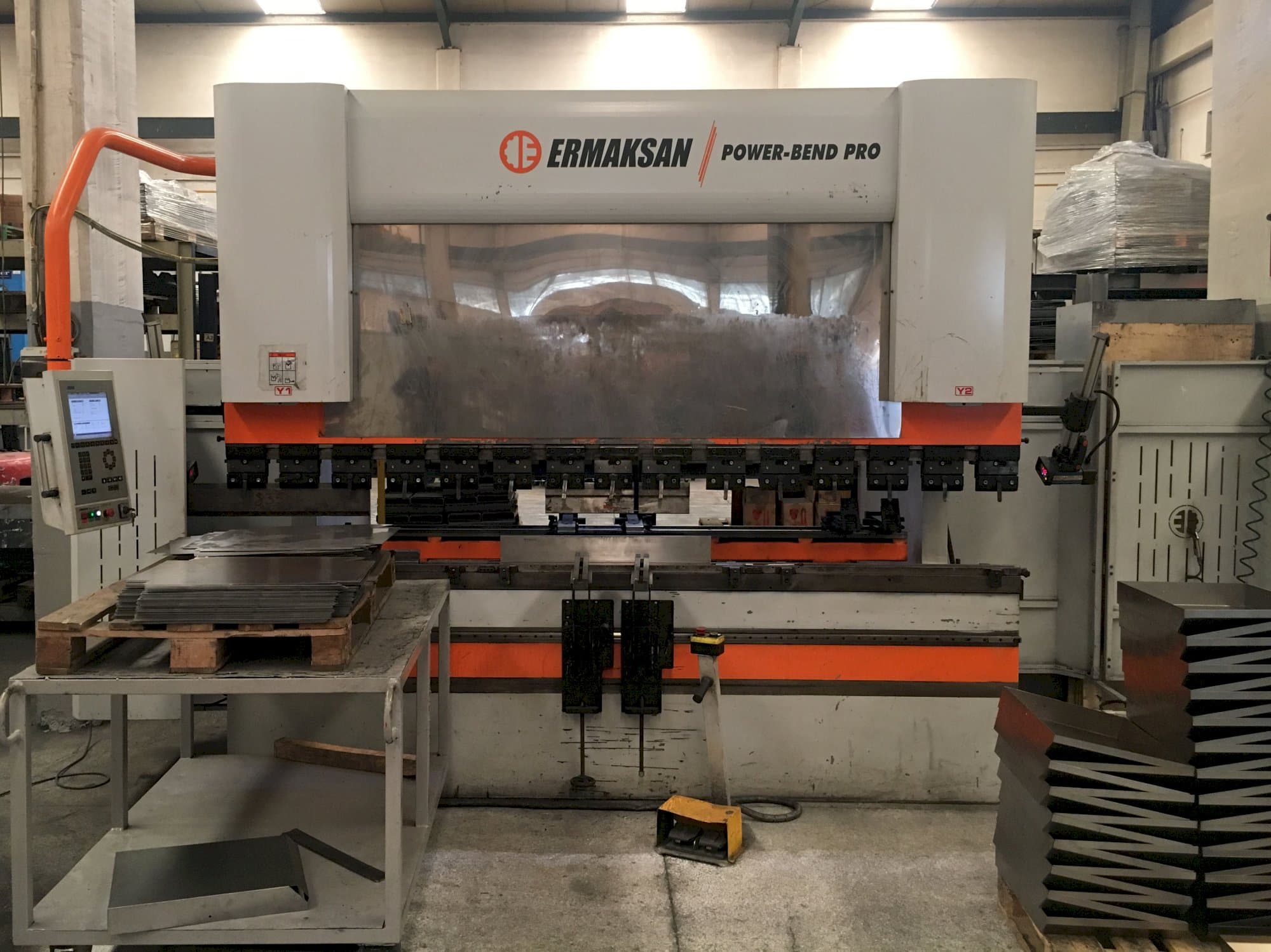 Vooraanzicht  van ERMAKSAN POWER-BEND PRO 3100x220 machine