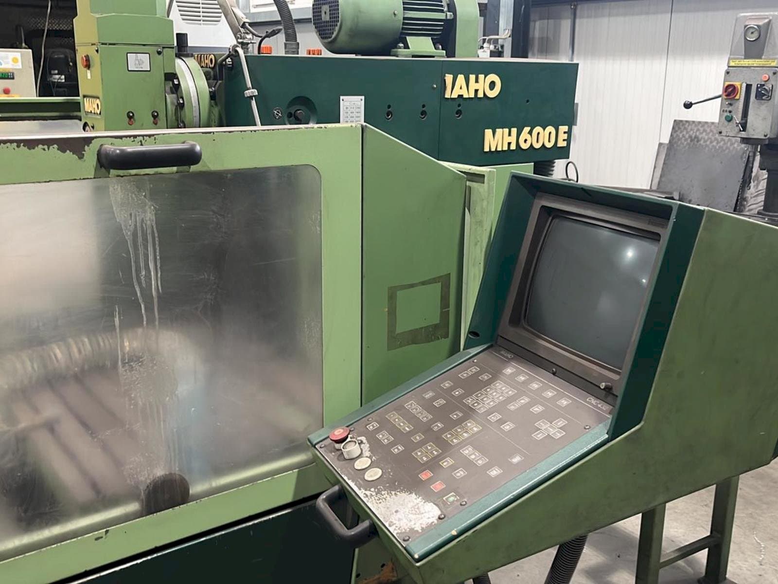 Vooraanzicht  van MAHO MH 600 E  machine