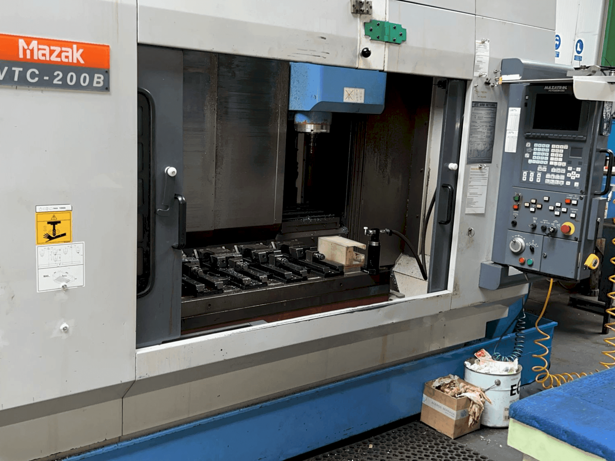 Vooraanzicht  van Mazak VTC 200B  machine