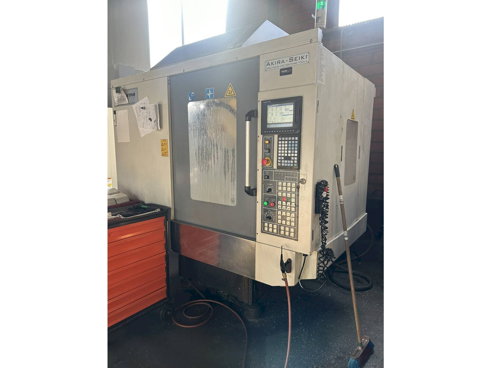 Vooraanzicht  van Akira Seiki PC700  machine