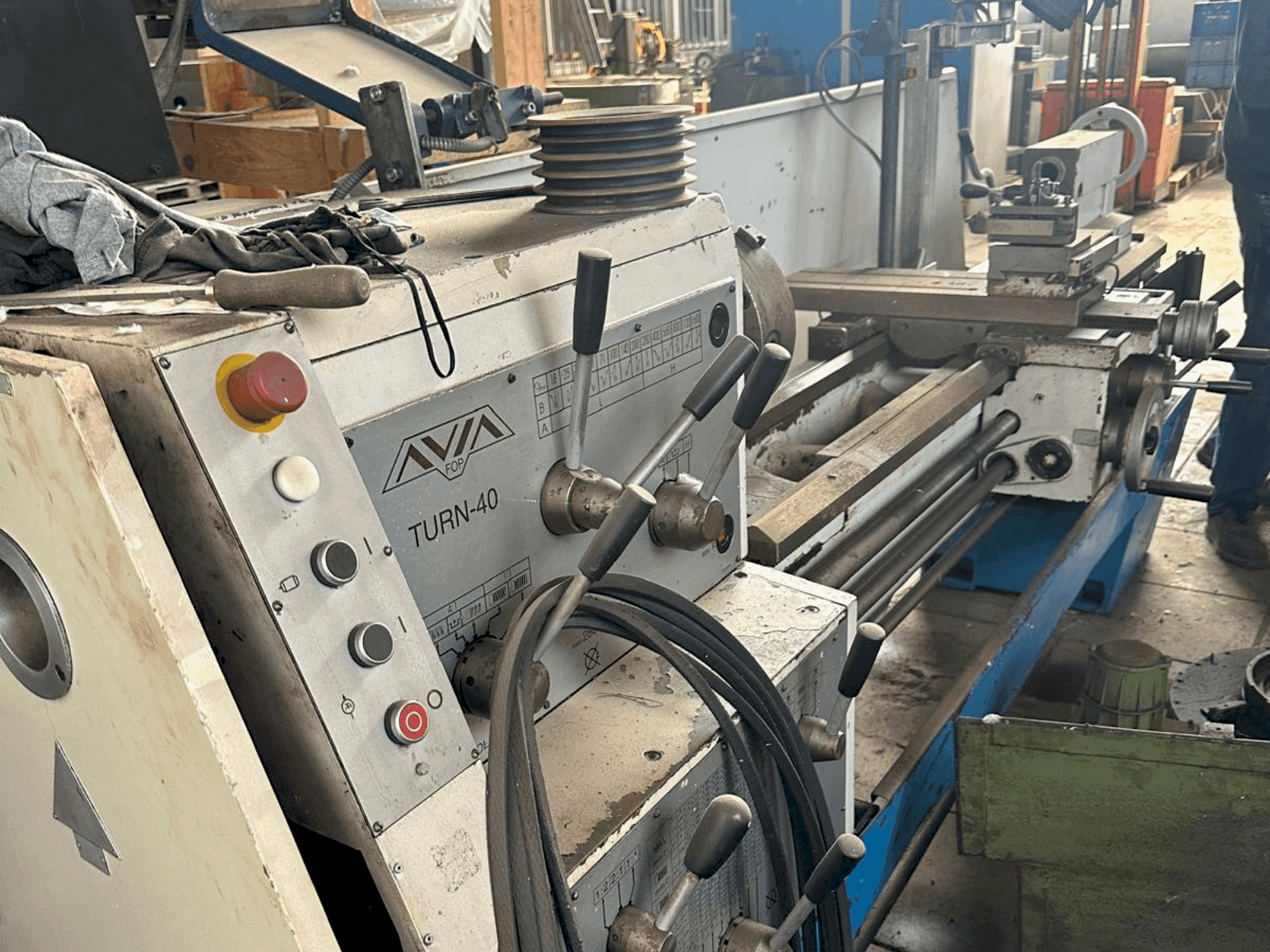 Vooraanzicht  van Avia									 TURN-40  machine