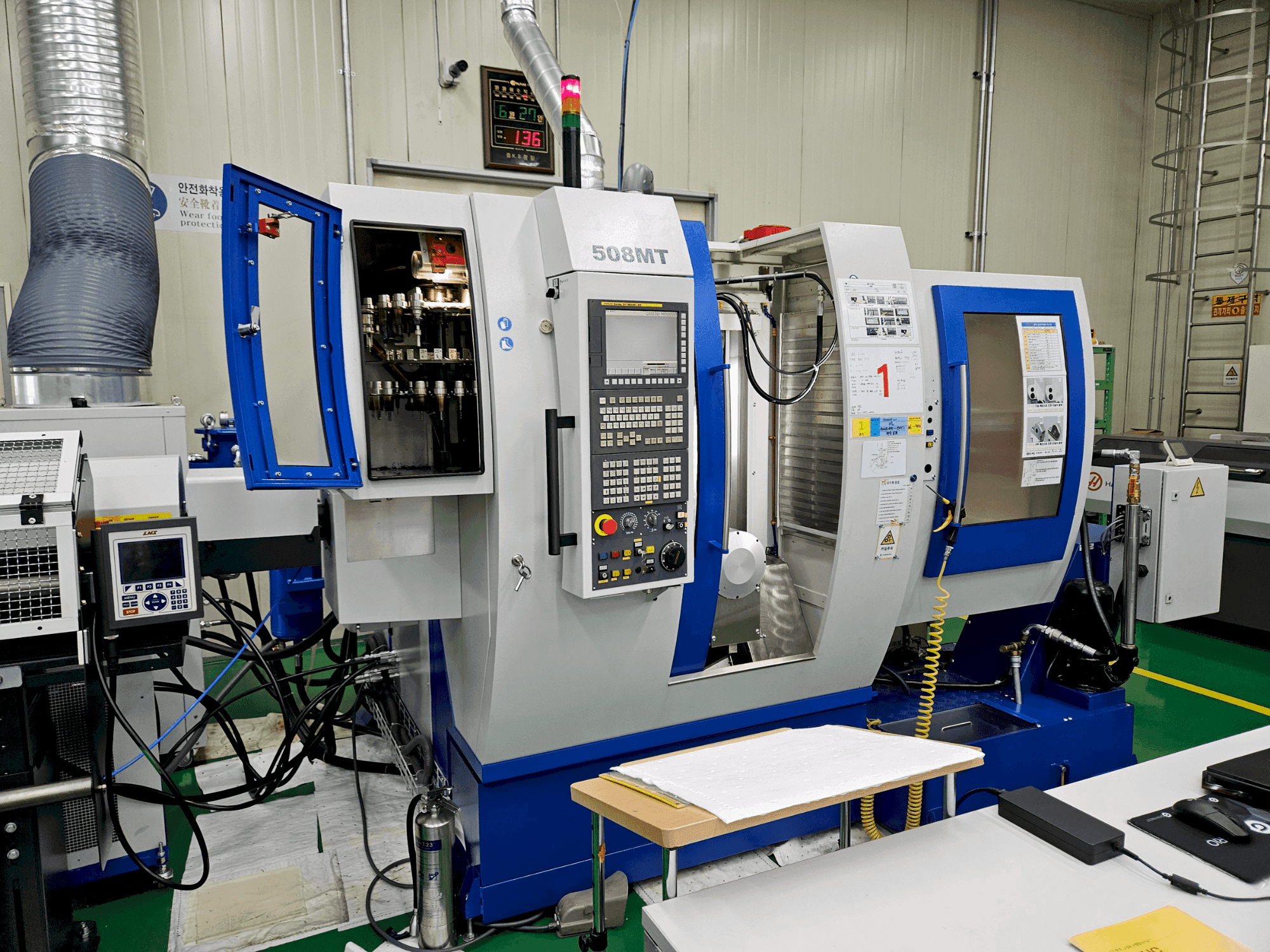 Vooraanzicht  van WILLEMIN-MACODEL 508MT  machine