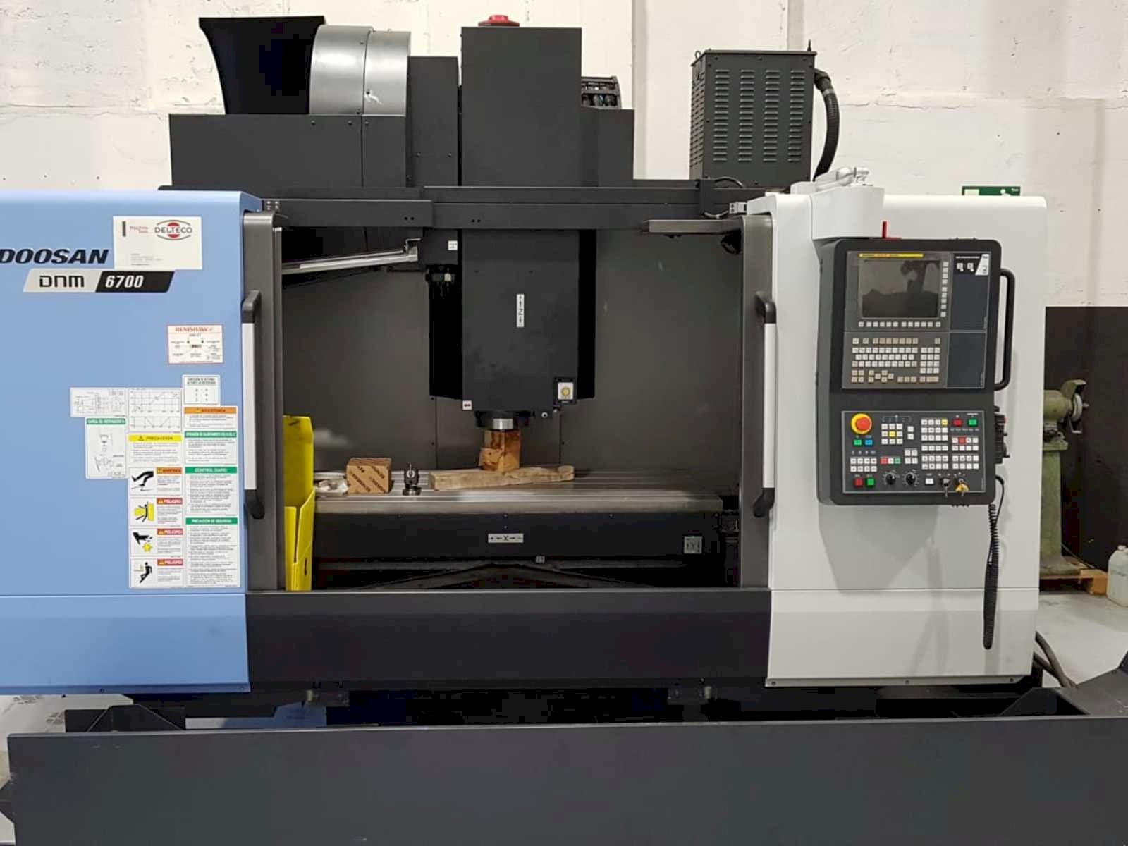 Vooraanzicht  van Doosan DNM 6700  machine