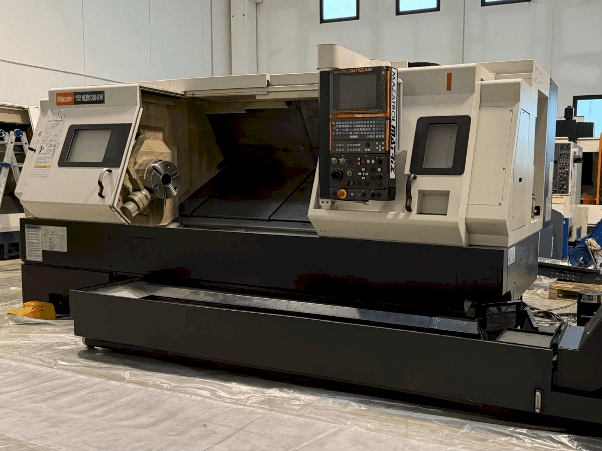 Vooraanzicht  van Mazak QT Nexus 350 II M  machine