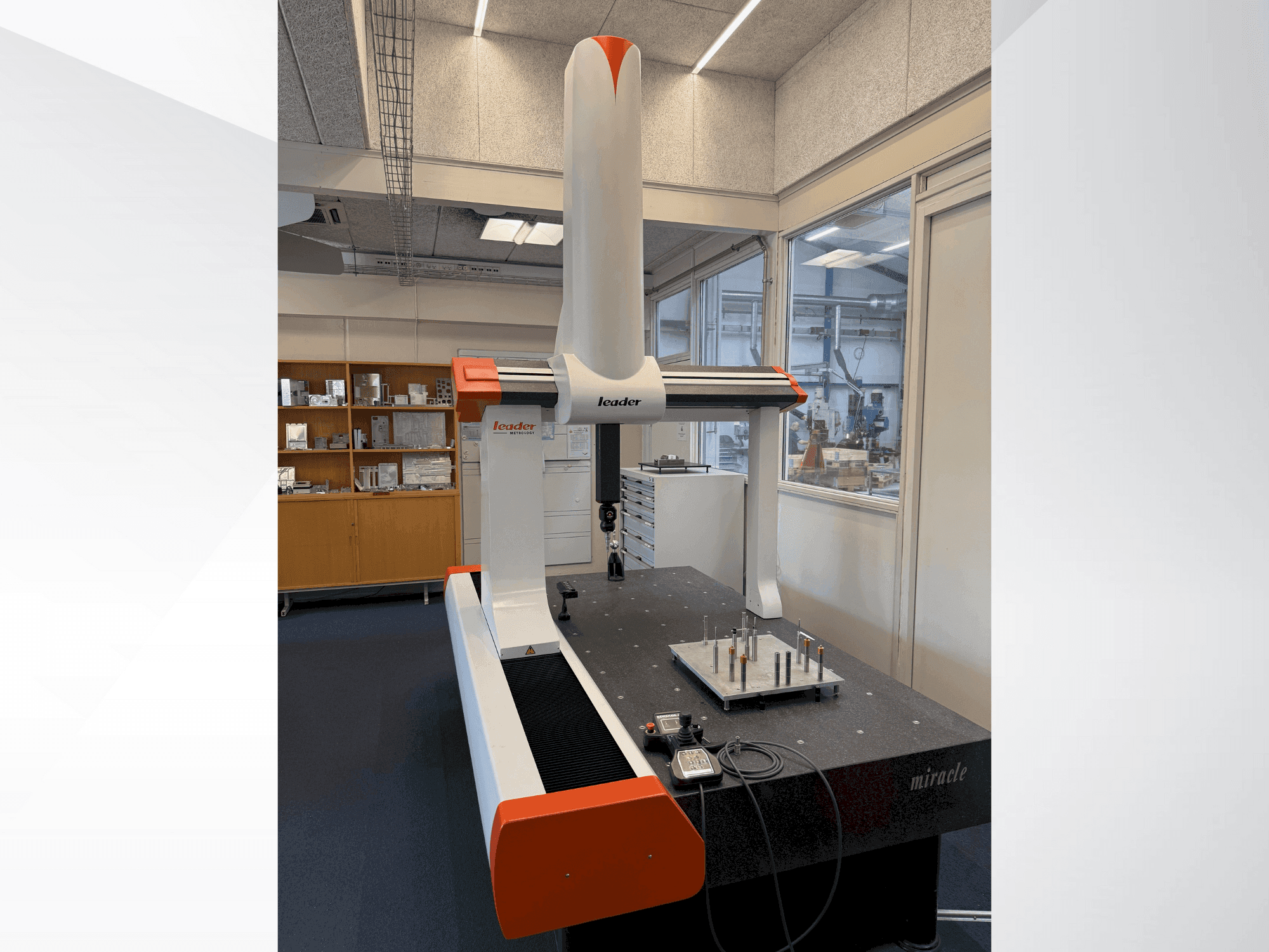 Vooraanzicht  van LEADER Miracle NC8157  machine