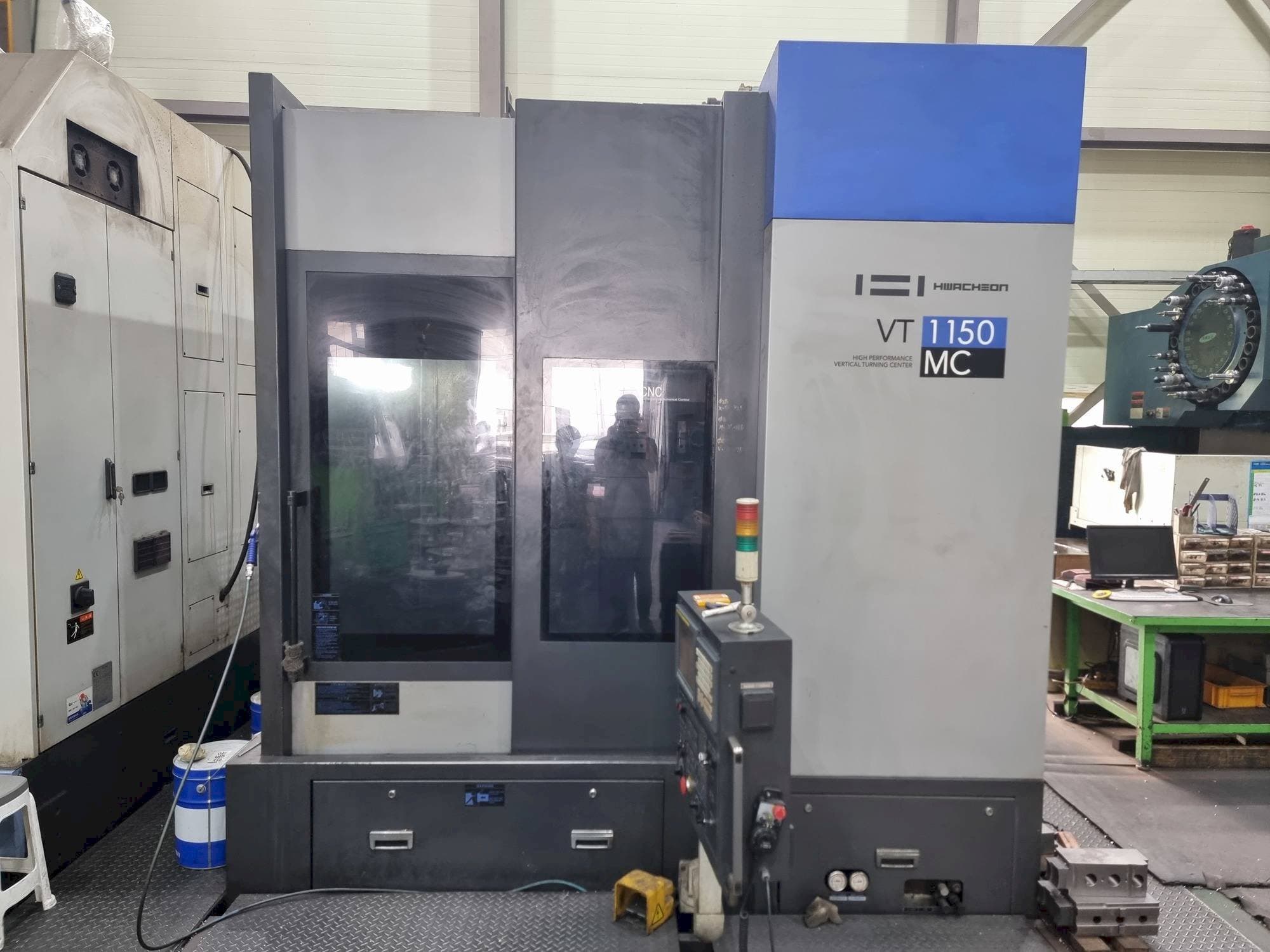 Vooraanzicht  van HWACHEON VT1150MC  machine