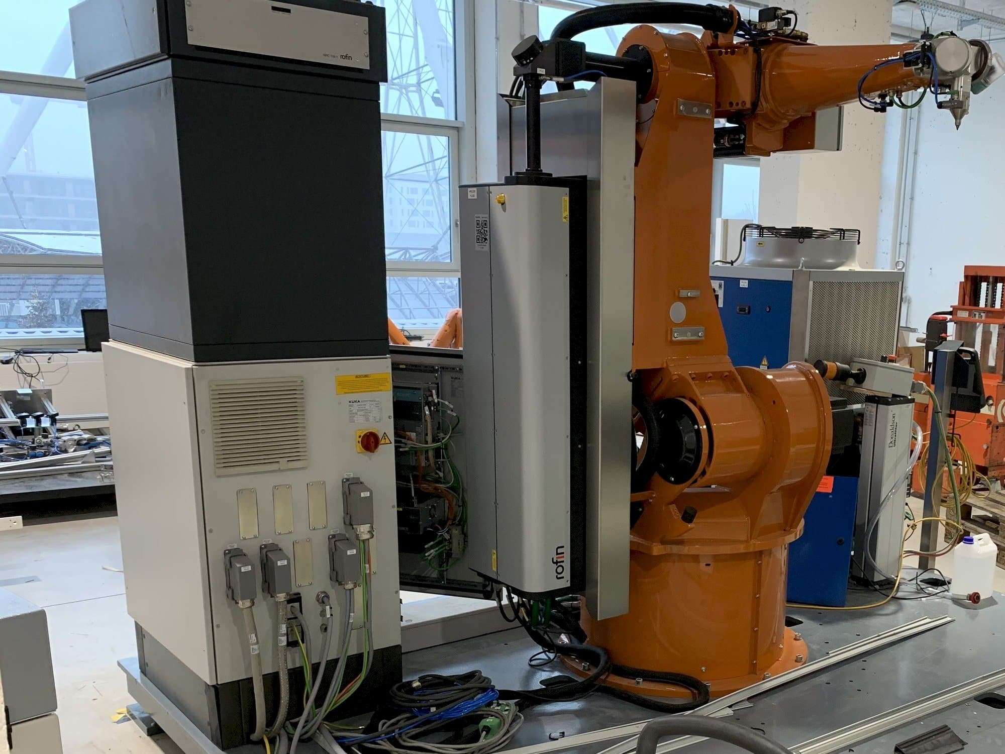 Vooraanzicht  van Reis Robotics Laserroboter RV6L  machine