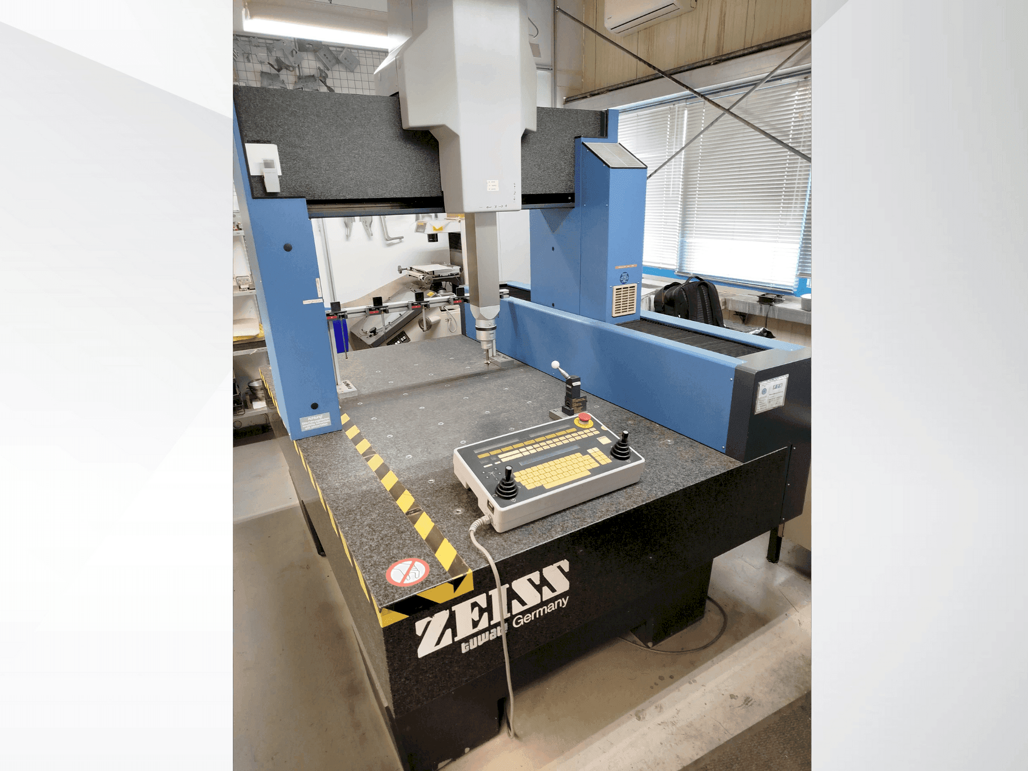 Vooraanzicht  van ZEISS Contura G2  machine