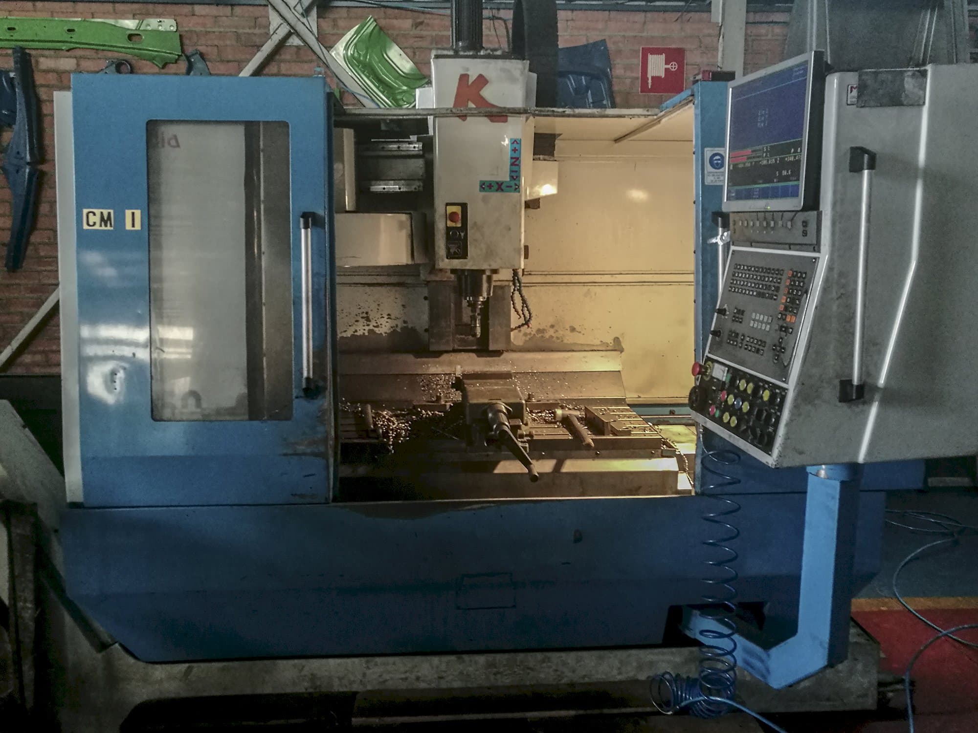 Vooraanzicht  van KONDIA B-1050 machine