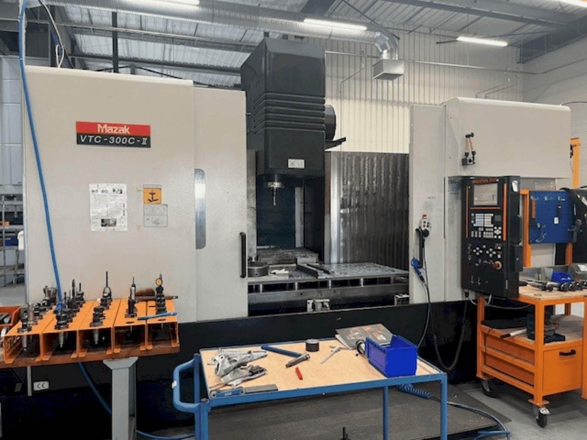 Vooraanzicht  van Mazak VTC-300C-II  machine