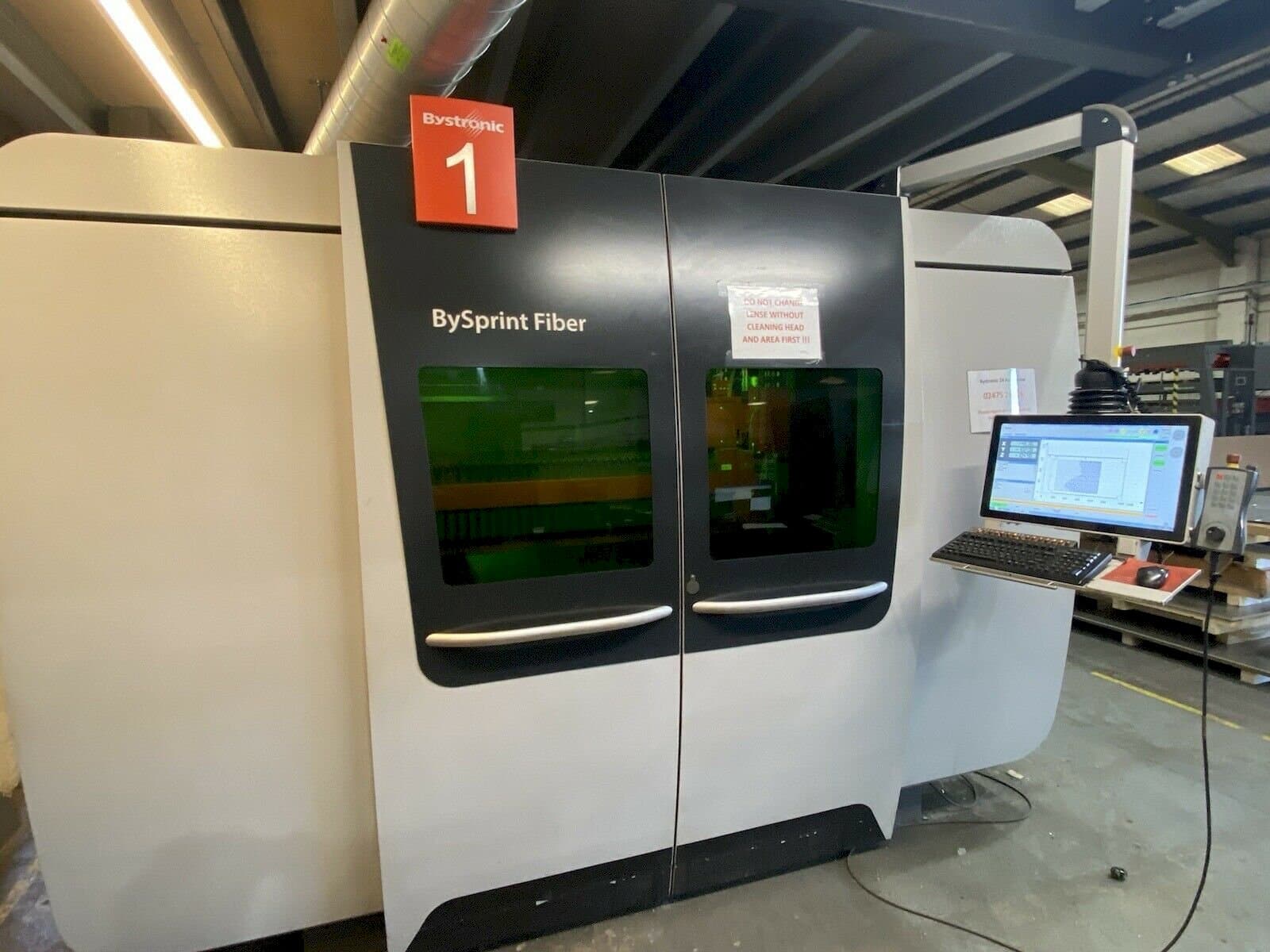 Vooraanzicht van Bystronic Bysprint 3015 machine