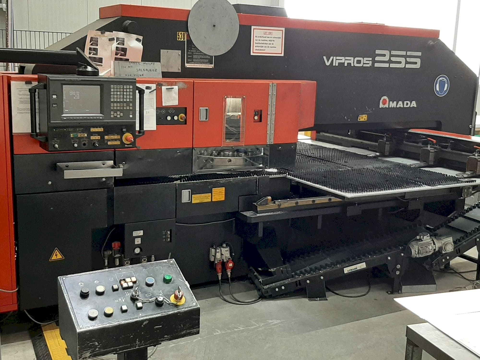 Vooraanzicht  van AMADA VIPROS 255  machine