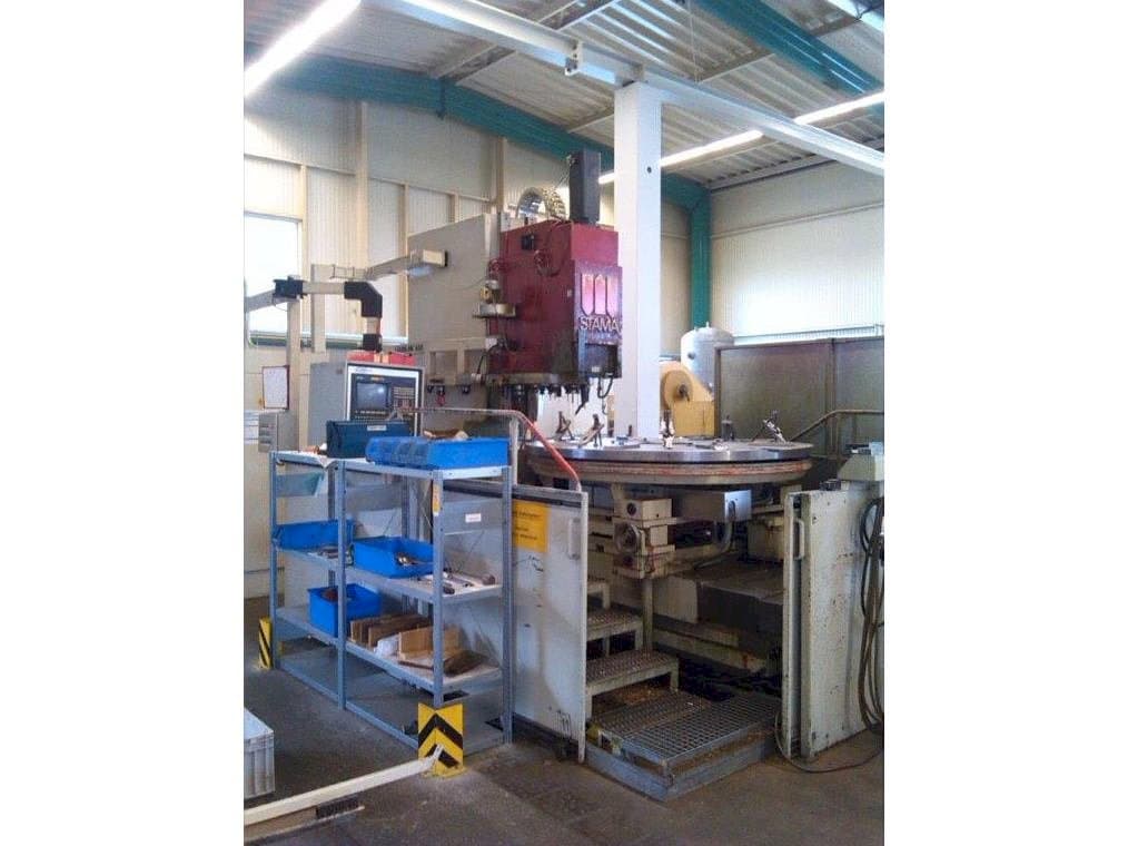 Vooraanzicht  van STAMA MC 430- GÜ  machine