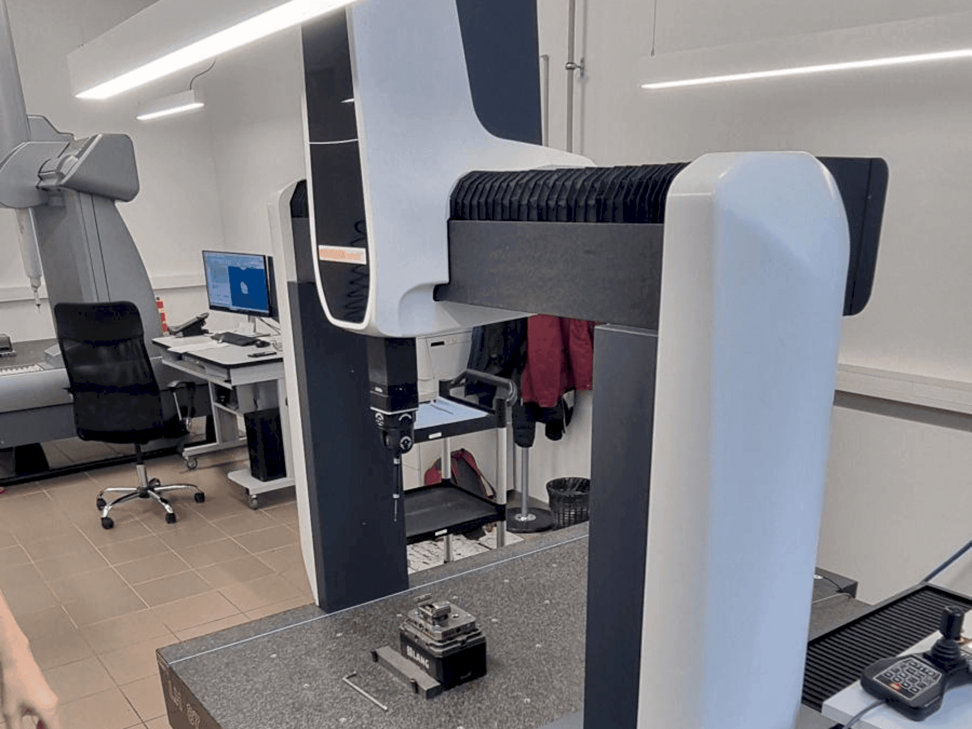 Vooraanzicht  van Wenzel LH87  machine