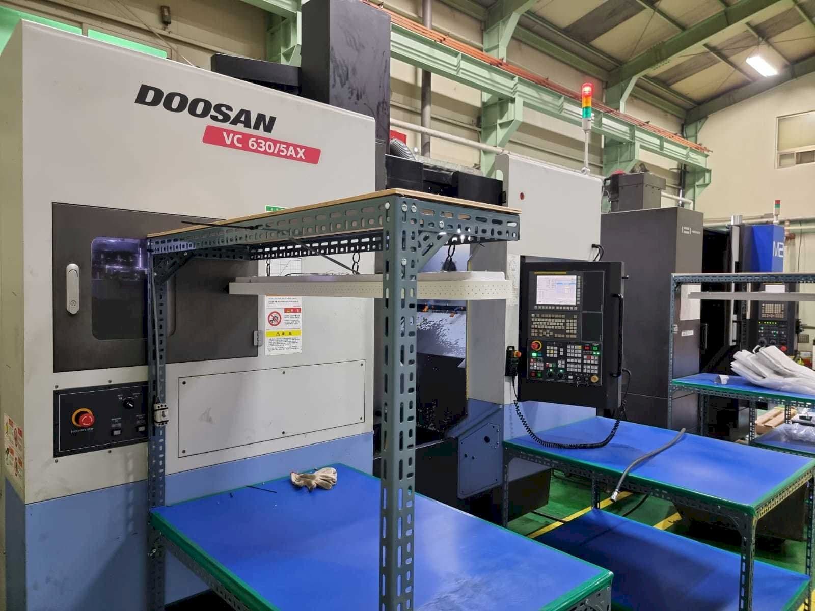 Vooraanzicht  van Doosan VC630/5AX  machine