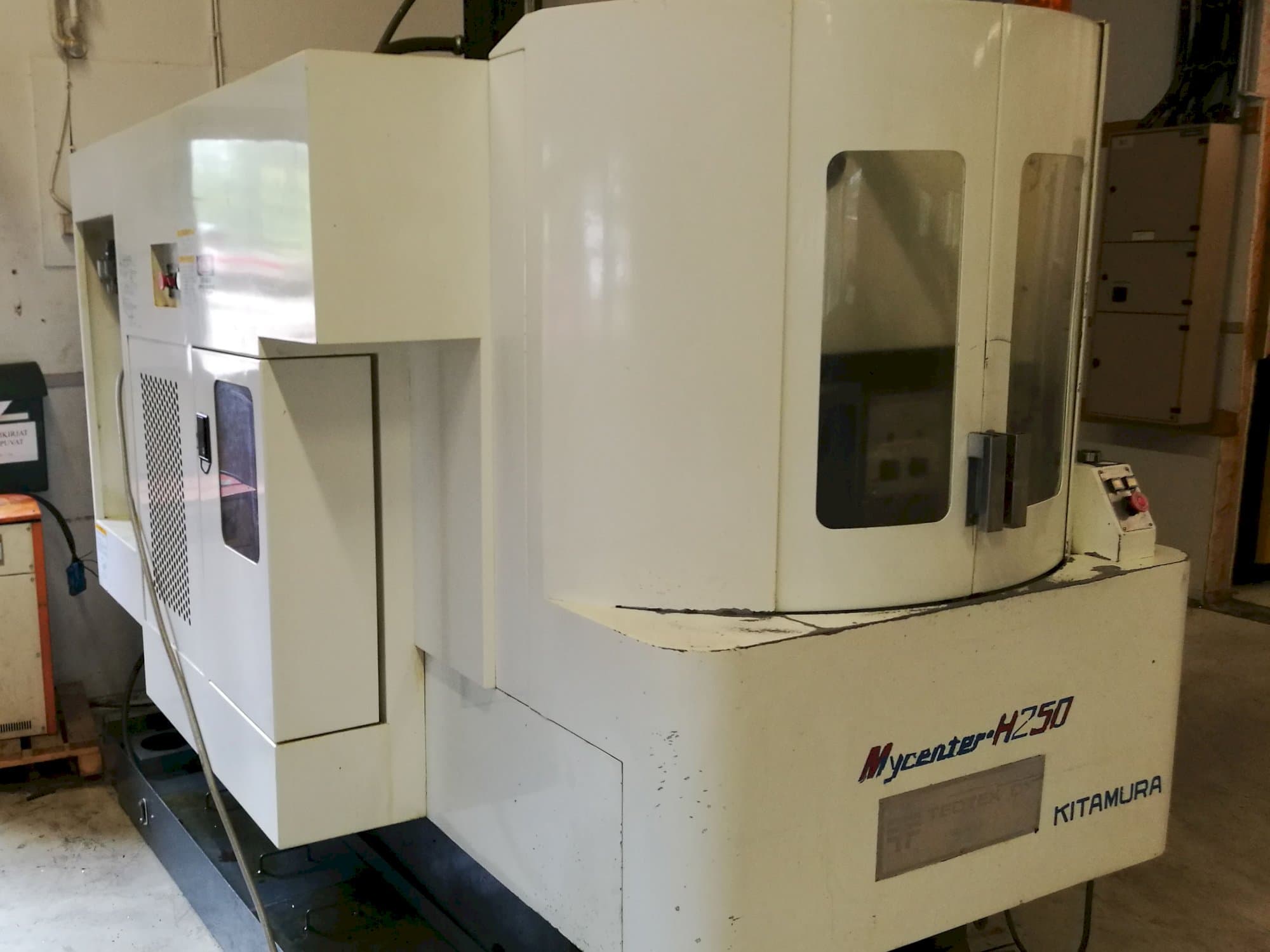 Rechts zijaanzicht  van Kitamura Mycenter H250 machine