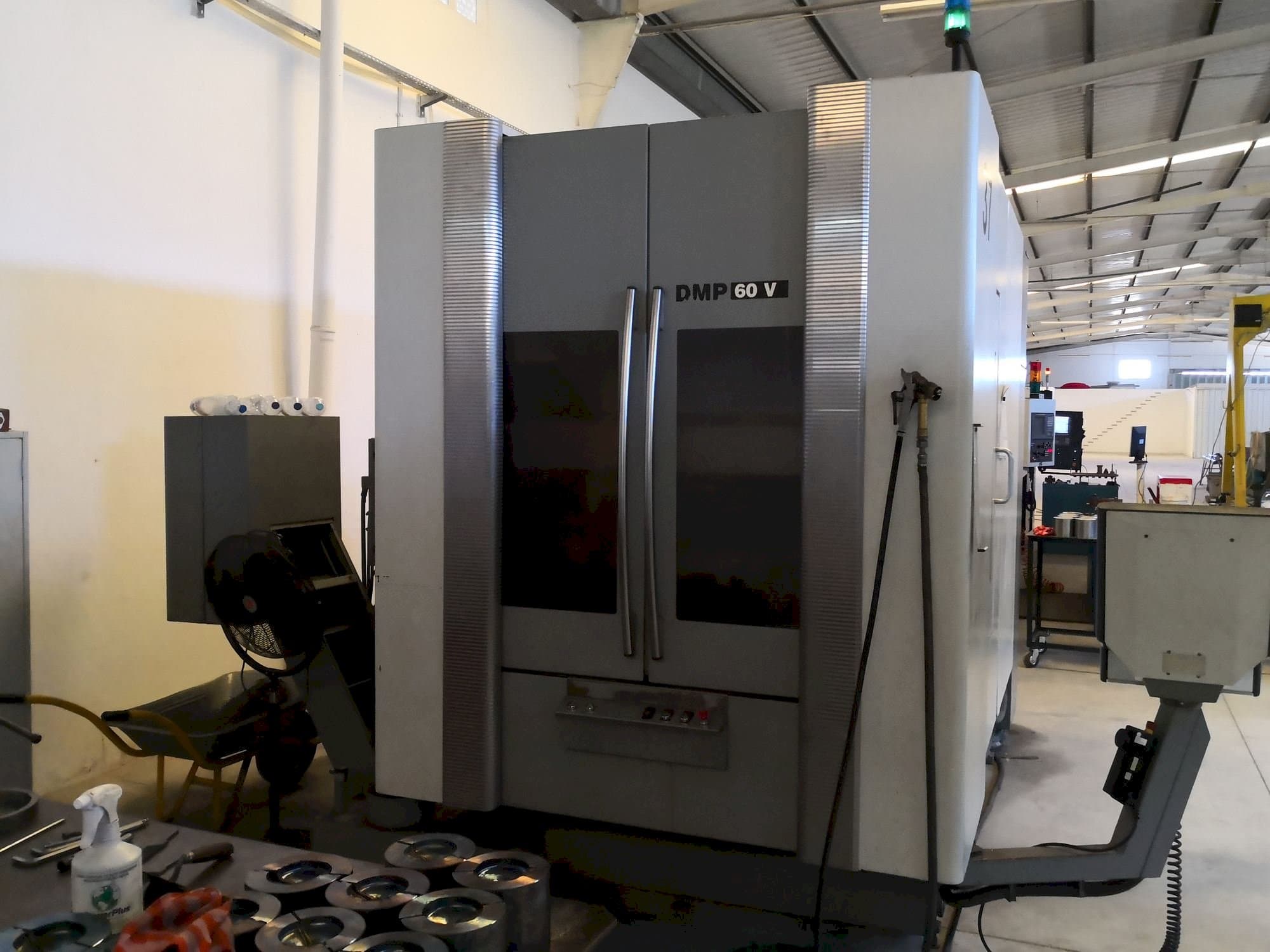 Vooraanzicht  van DECKEL MAHO DMP 60V  machine