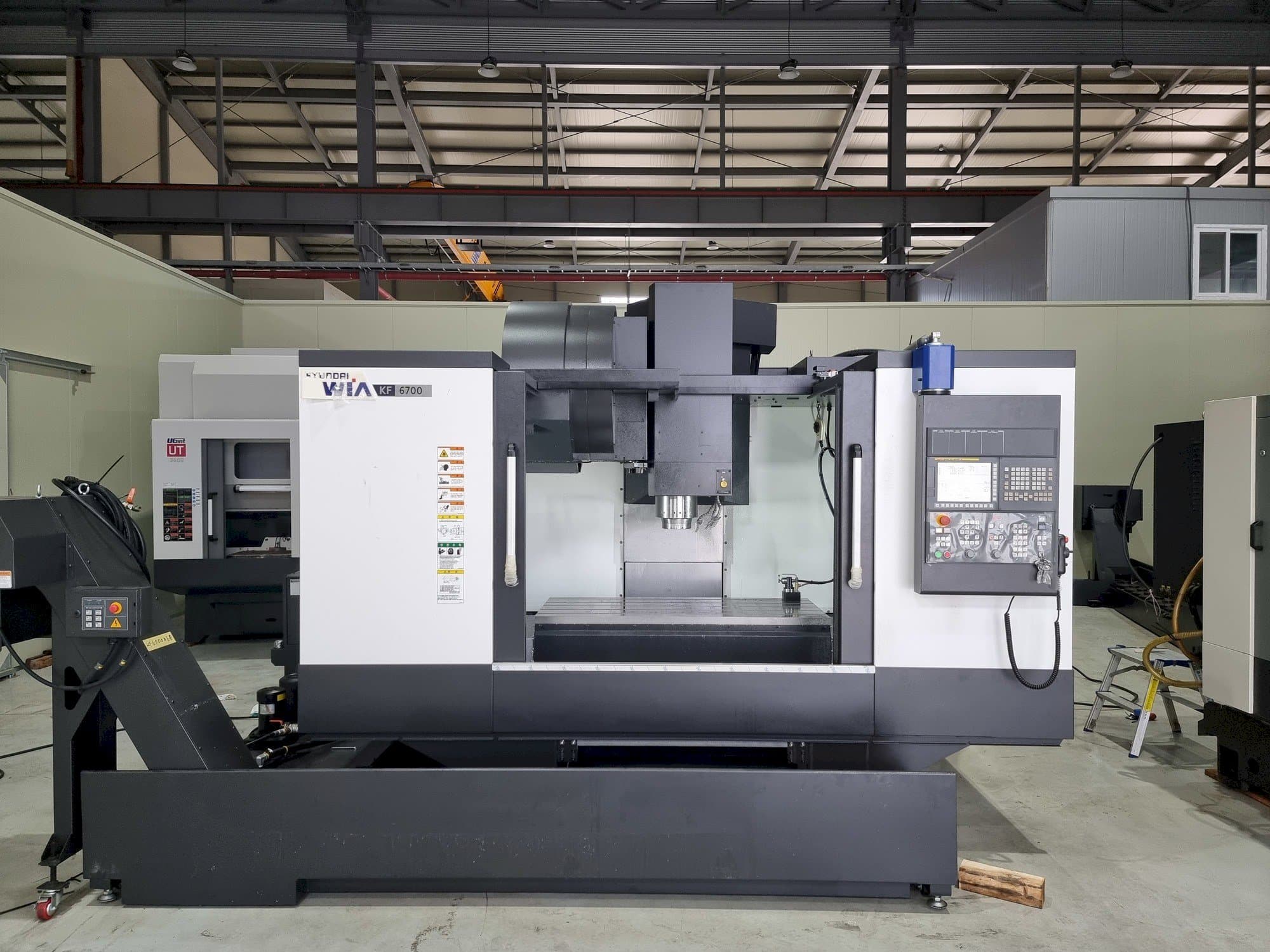 Vooraanzicht  van Hyundai Wia KF 6700  machine