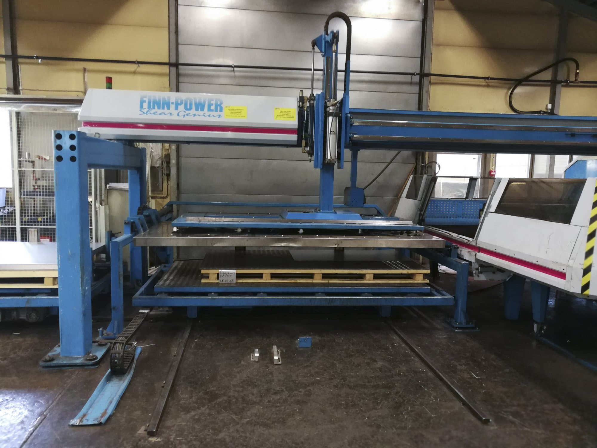 Vooraanzicht  1 van Finn-Power TRS 6 SBU machine