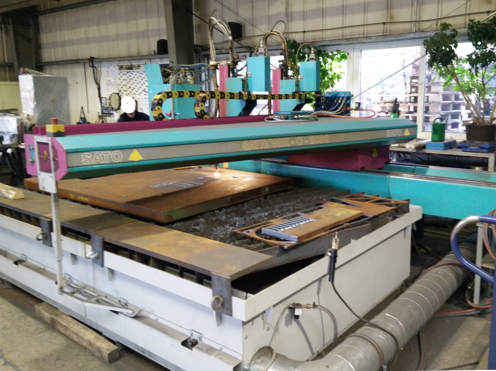 Links zicht  van SATO SATRONIK C-2000 machine