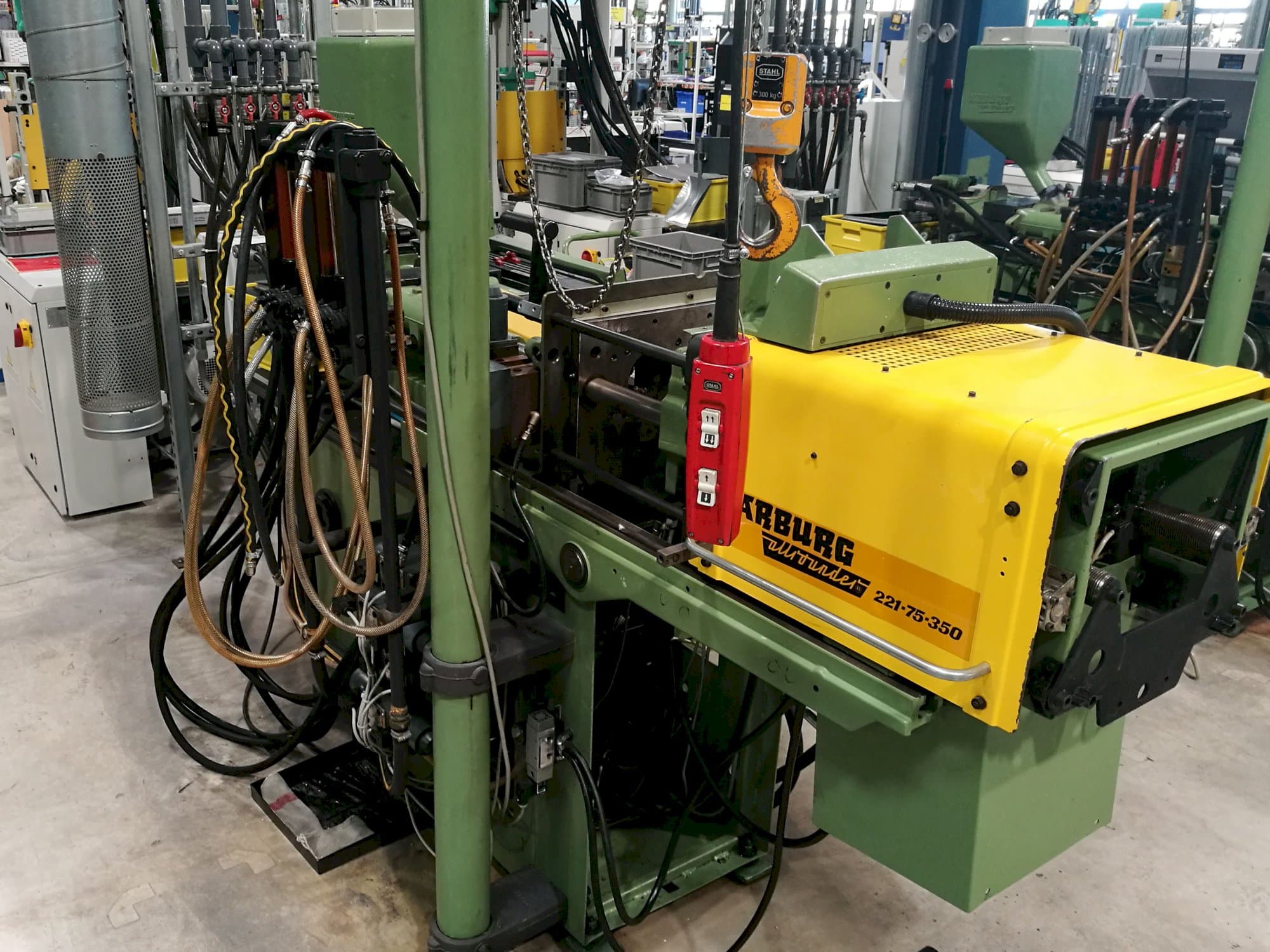 Recht aanzicht  van Arburg Allrounder 221-75-350 machine